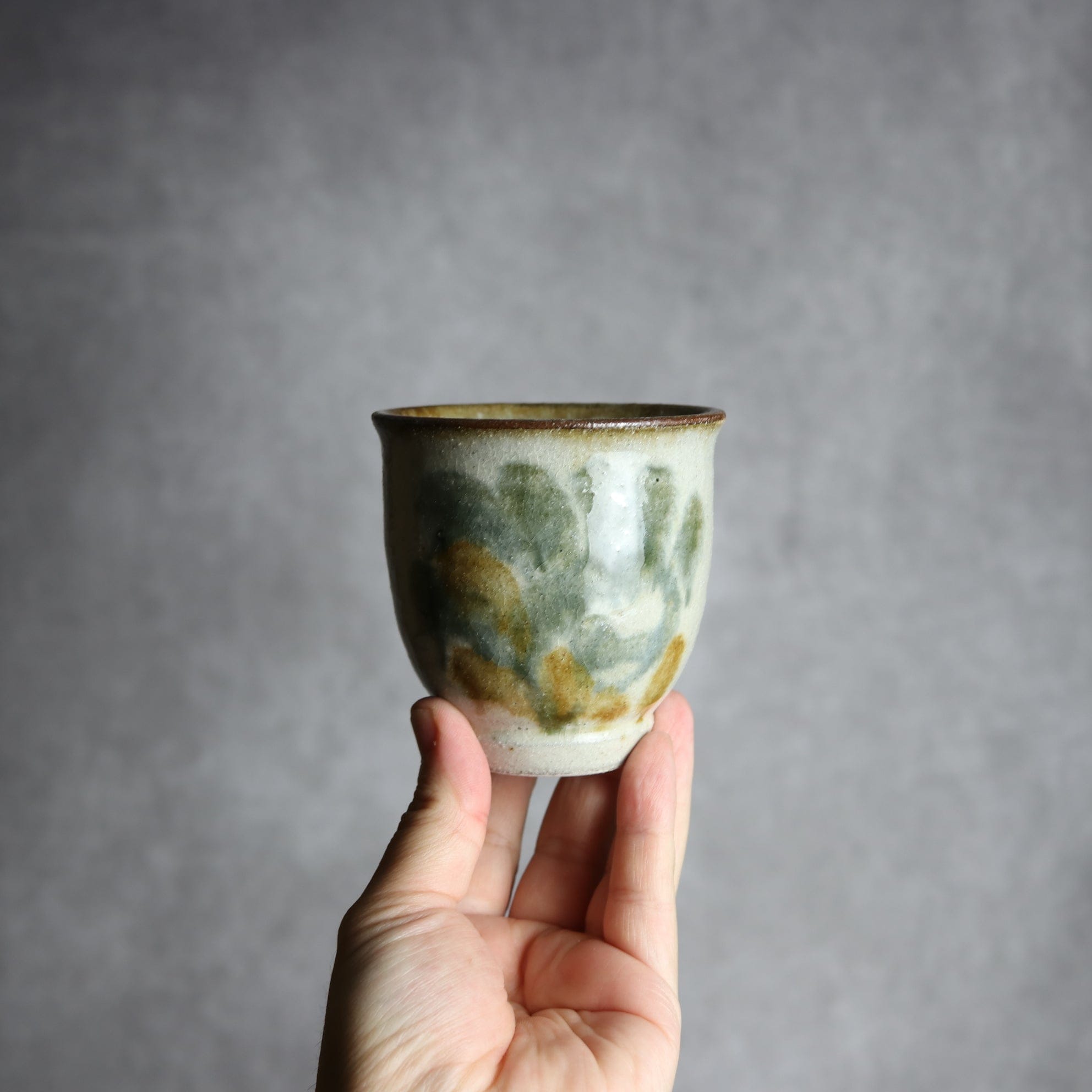 湯呑1 飴 黒呉須釉 唐草 やちむん 陶器 榮一工房