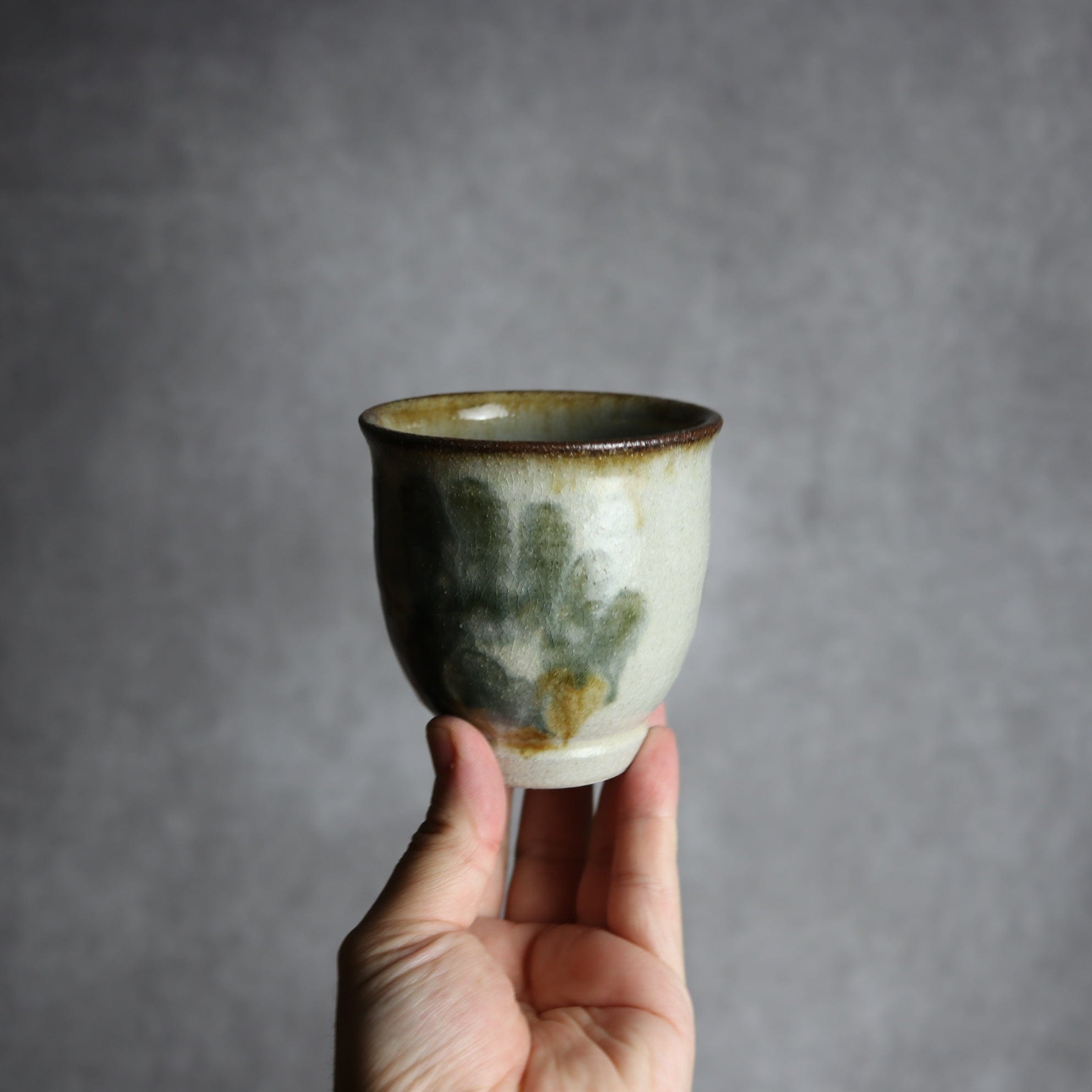 湯呑1 飴 黒呉須釉 唐草 やちむん 陶器 榮一工房