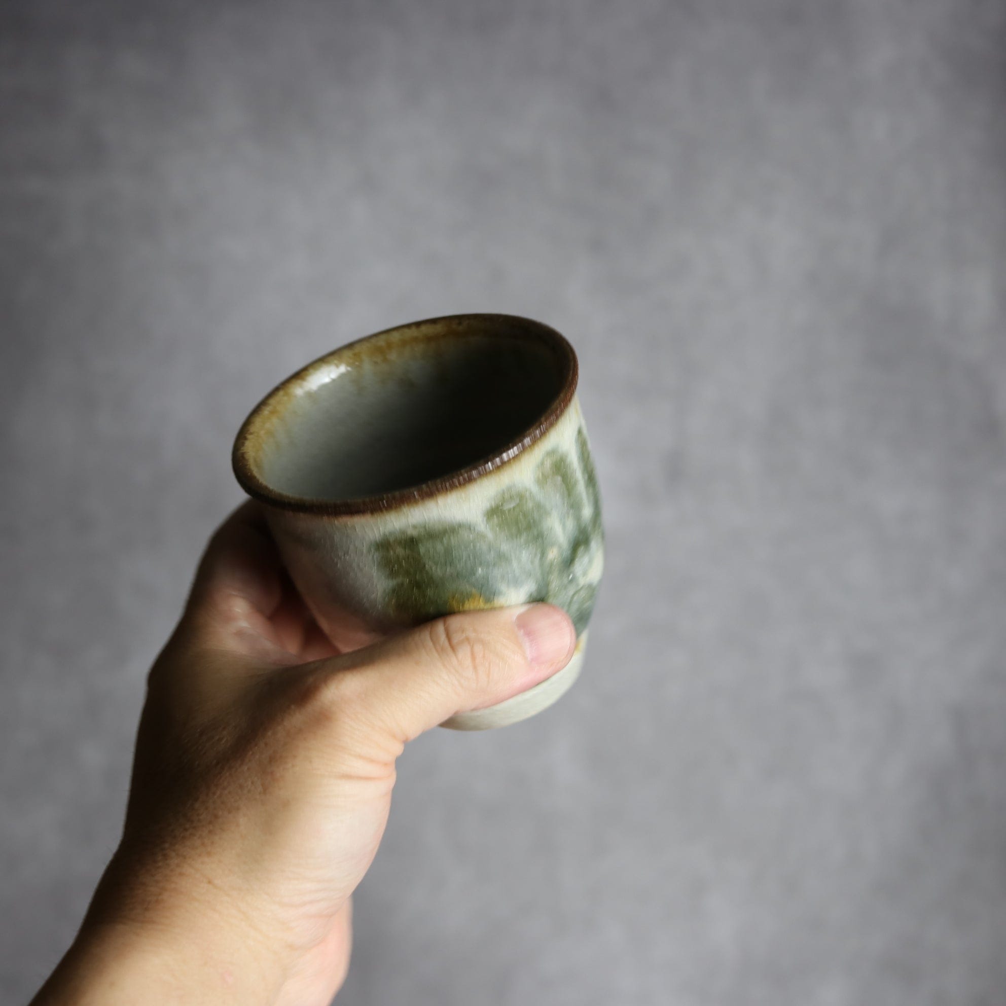 湯呑1 飴 黒呉須釉 唐草 やちむん 陶器 榮一工房