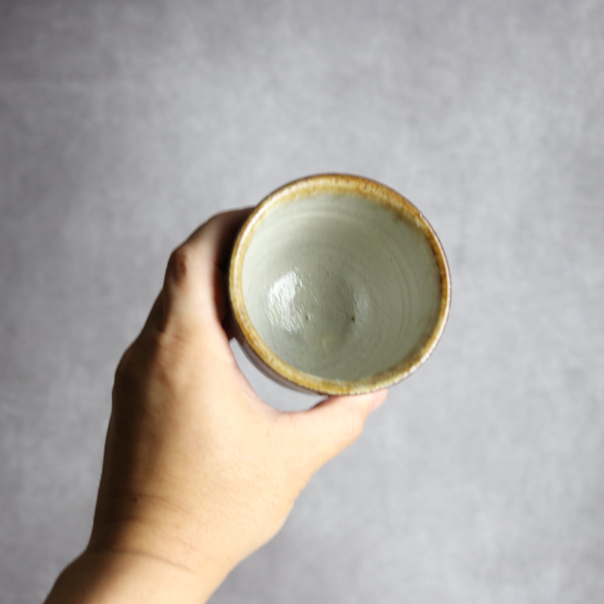 湯呑1 飴 黒呉須釉 唐草 やちむん 陶器 榮一工房