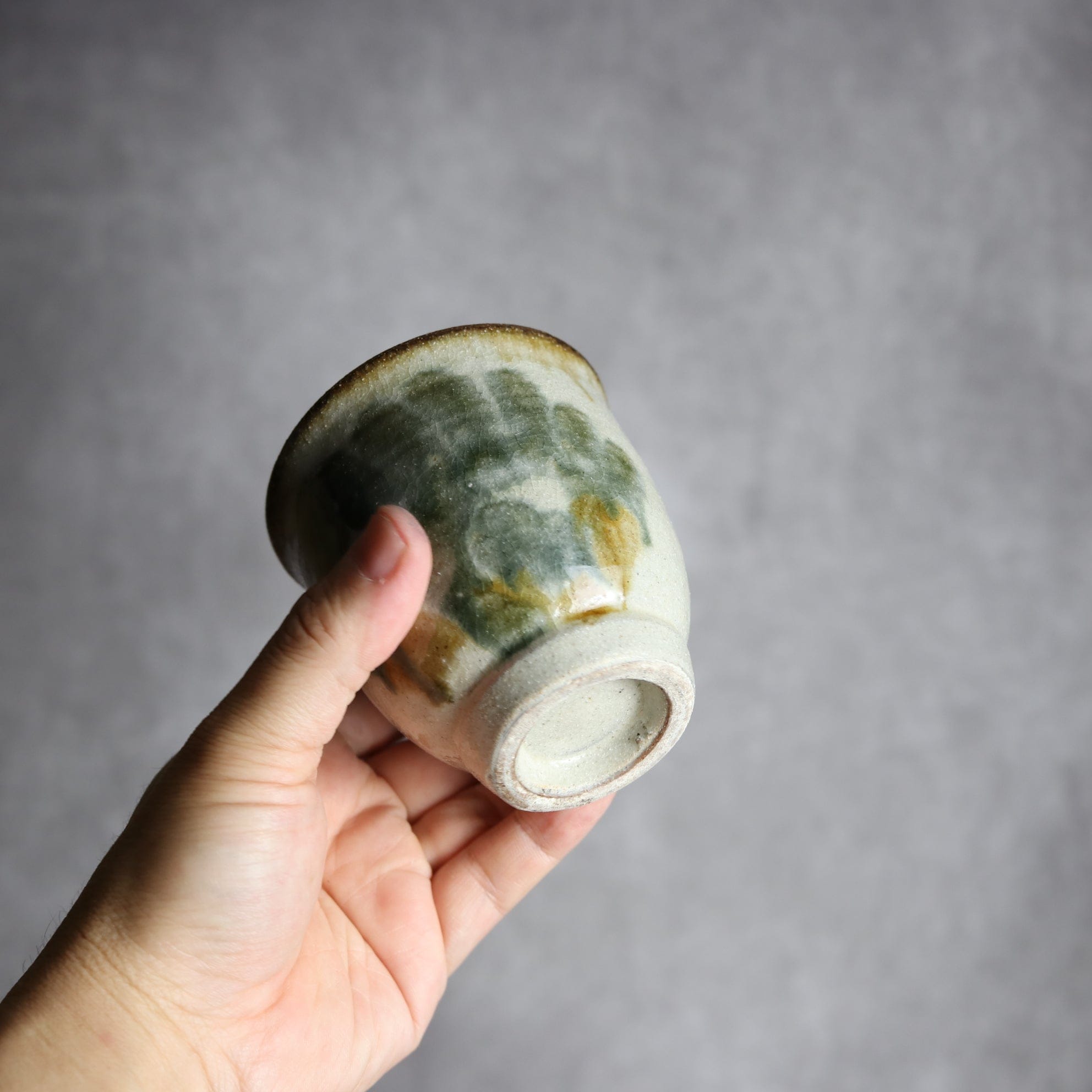 湯呑1 飴 黒呉須釉 唐草 やちむん 陶器 榮一工房