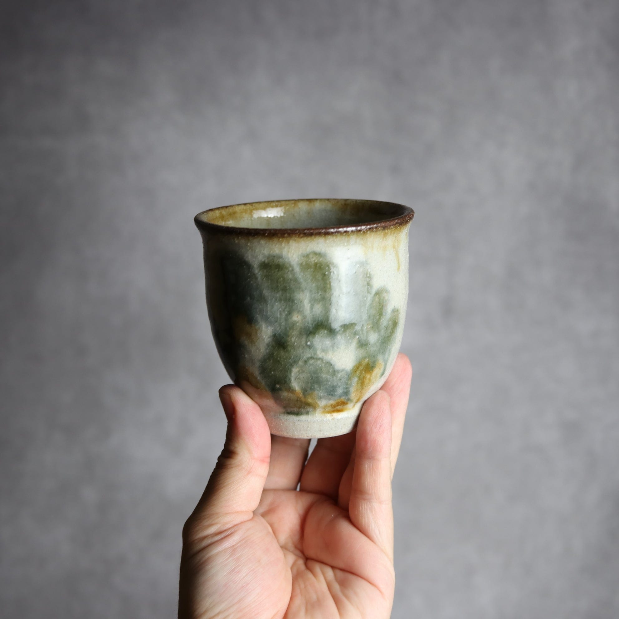 湯呑1 飴 黒呉須釉 唐草 やちむん 陶器 榮一工房