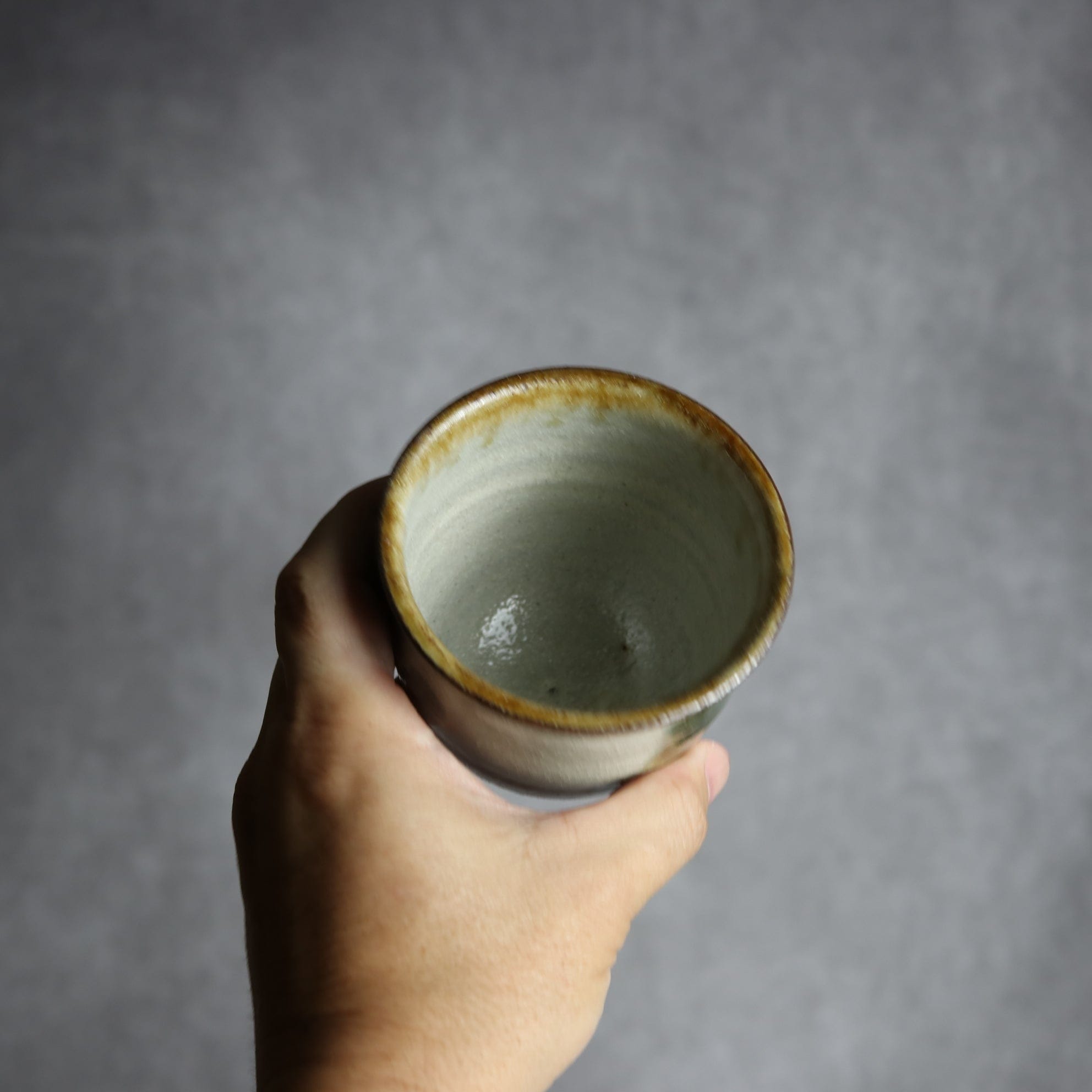 湯呑1 飴 黒呉須釉 唐草 やちむん 陶器 榮一工房