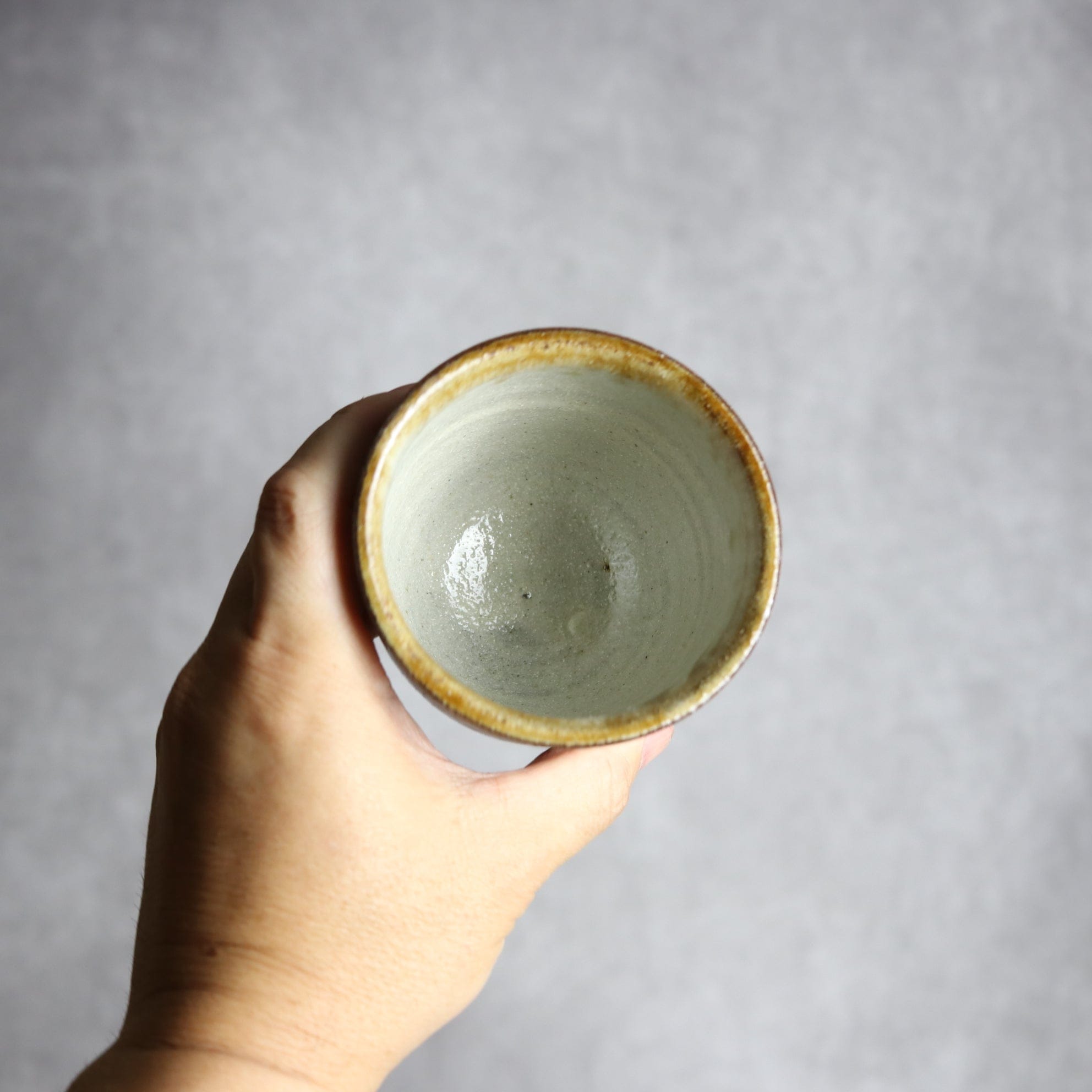 湯呑1 飴 黒呉須釉 唐草 やちむん 陶器 榮一工房