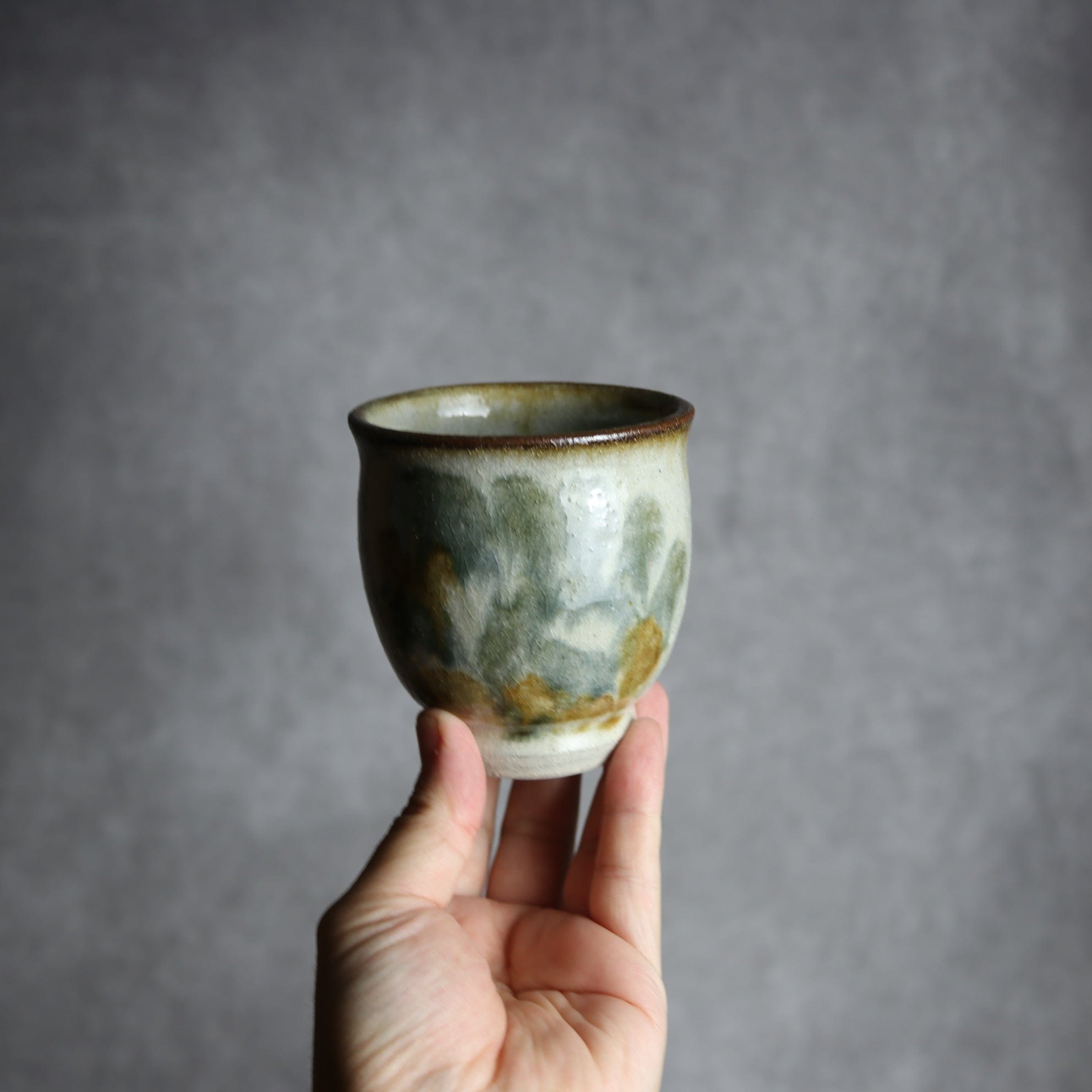 湯呑2 飴 黒呉須釉 唐草 やちむん 陶器 榮一工房