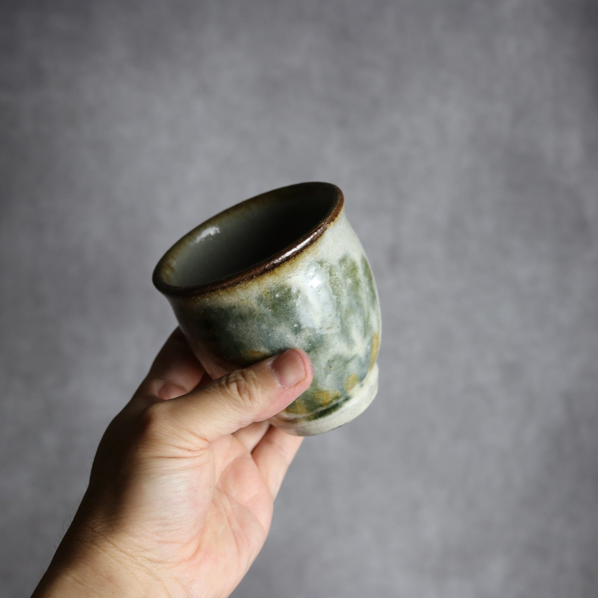 湯呑2 飴 黒呉須釉 唐草 やちむん 陶器 榮一工房