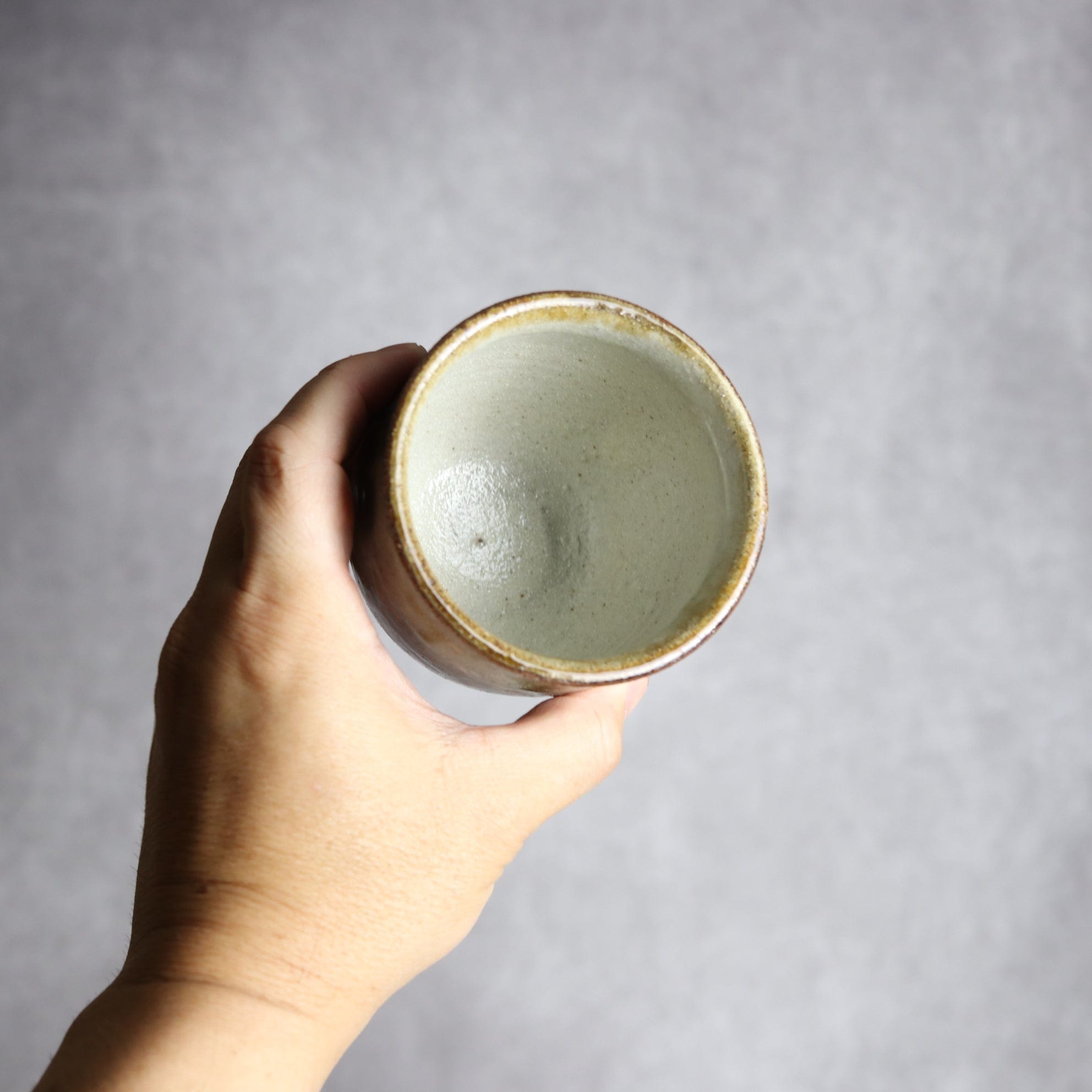 湯呑2 飴 黒呉須釉 唐草 やちむん 陶器 榮一工房