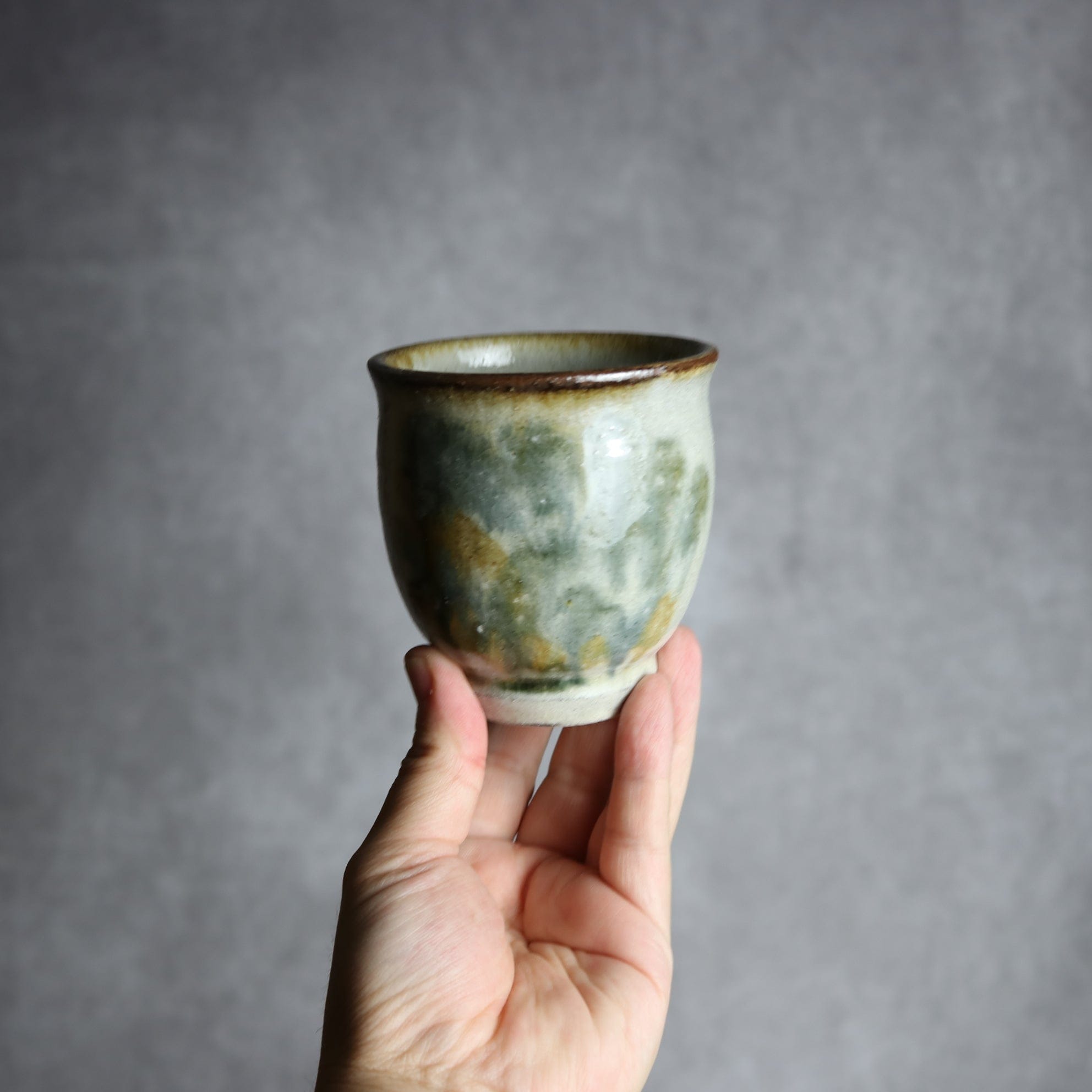 湯呑2 飴 黒呉須釉 唐草 やちむん 陶器 榮一工房