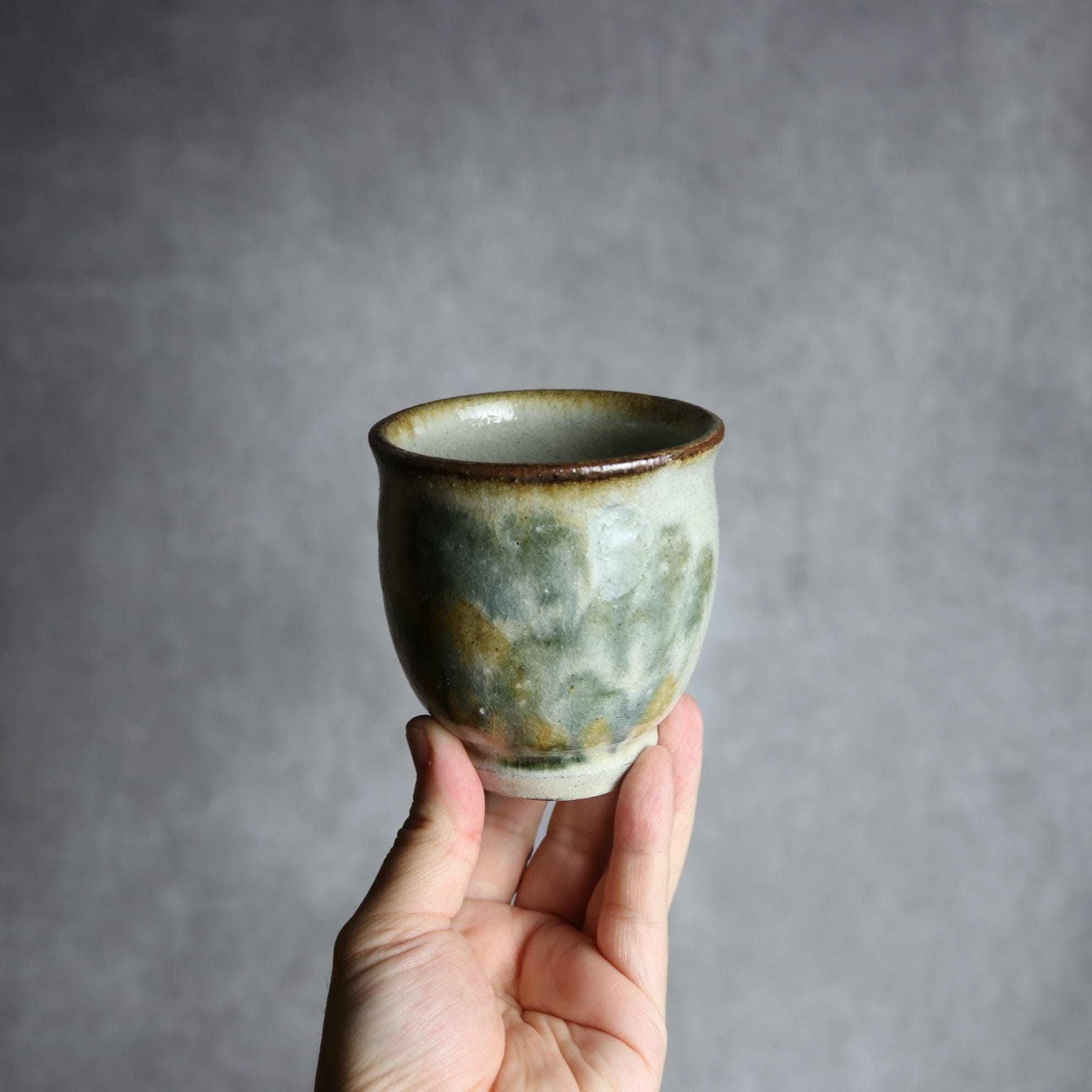 湯呑2 飴 黒呉須釉 唐草 やちむん 陶器 榮一工房