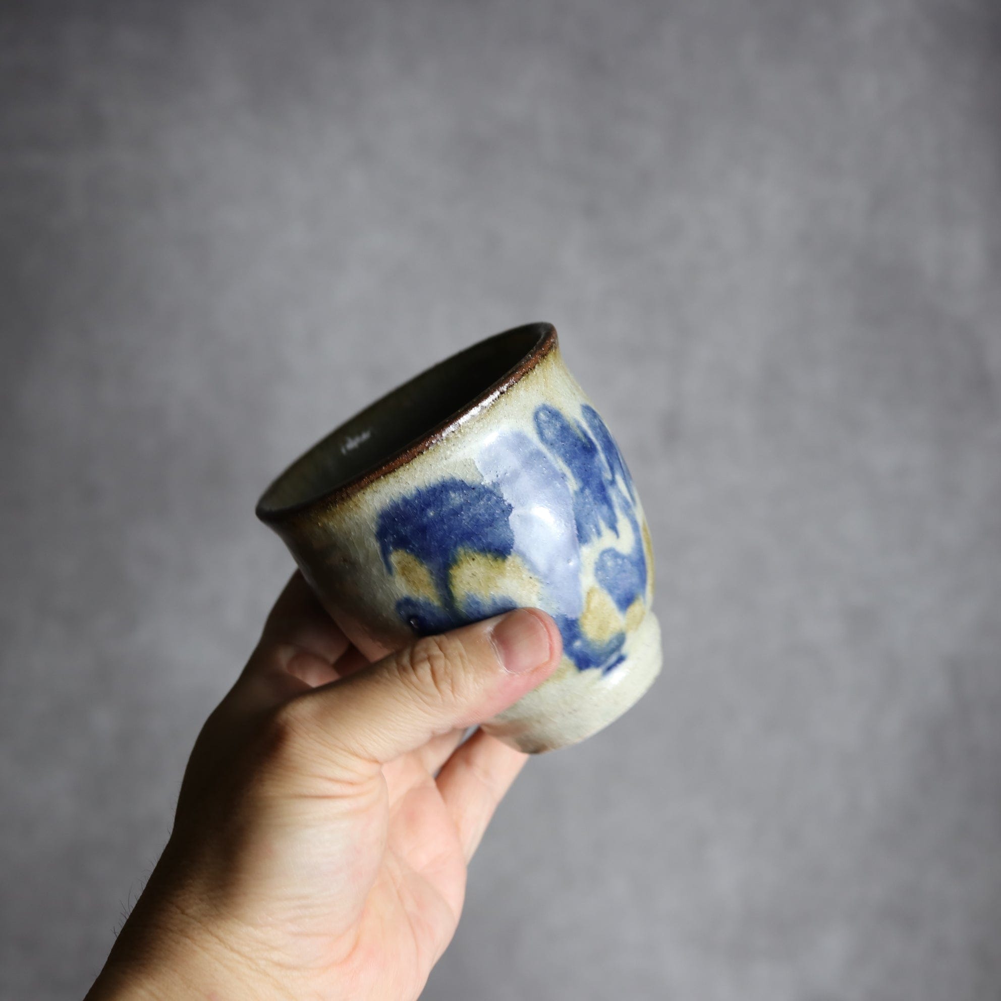 湯呑1 飴 呉須釉 唐草 やちむん 陶器 榮一工房