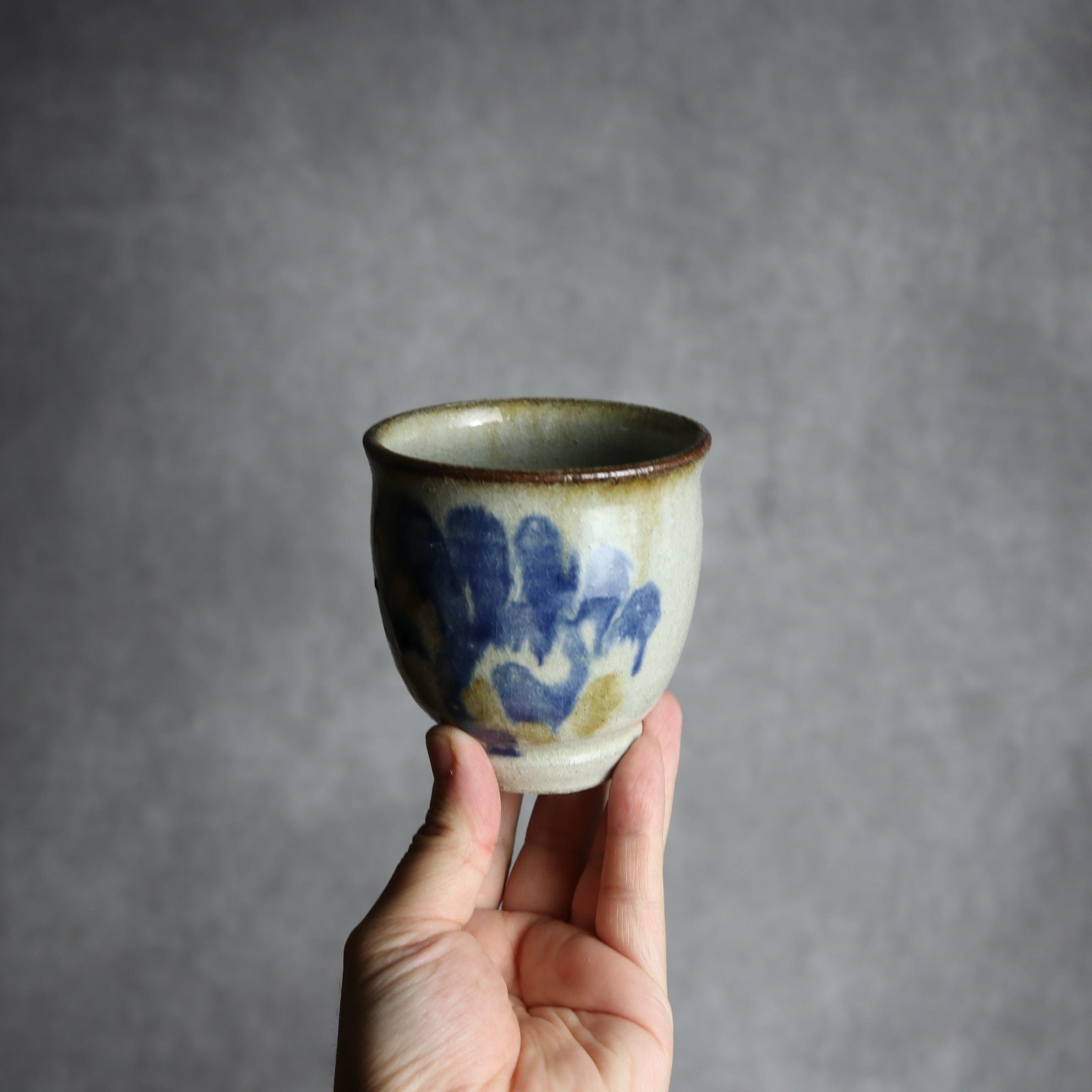 湯呑1 飴 呉須釉 唐草 やちむん 陶器 榮一工房