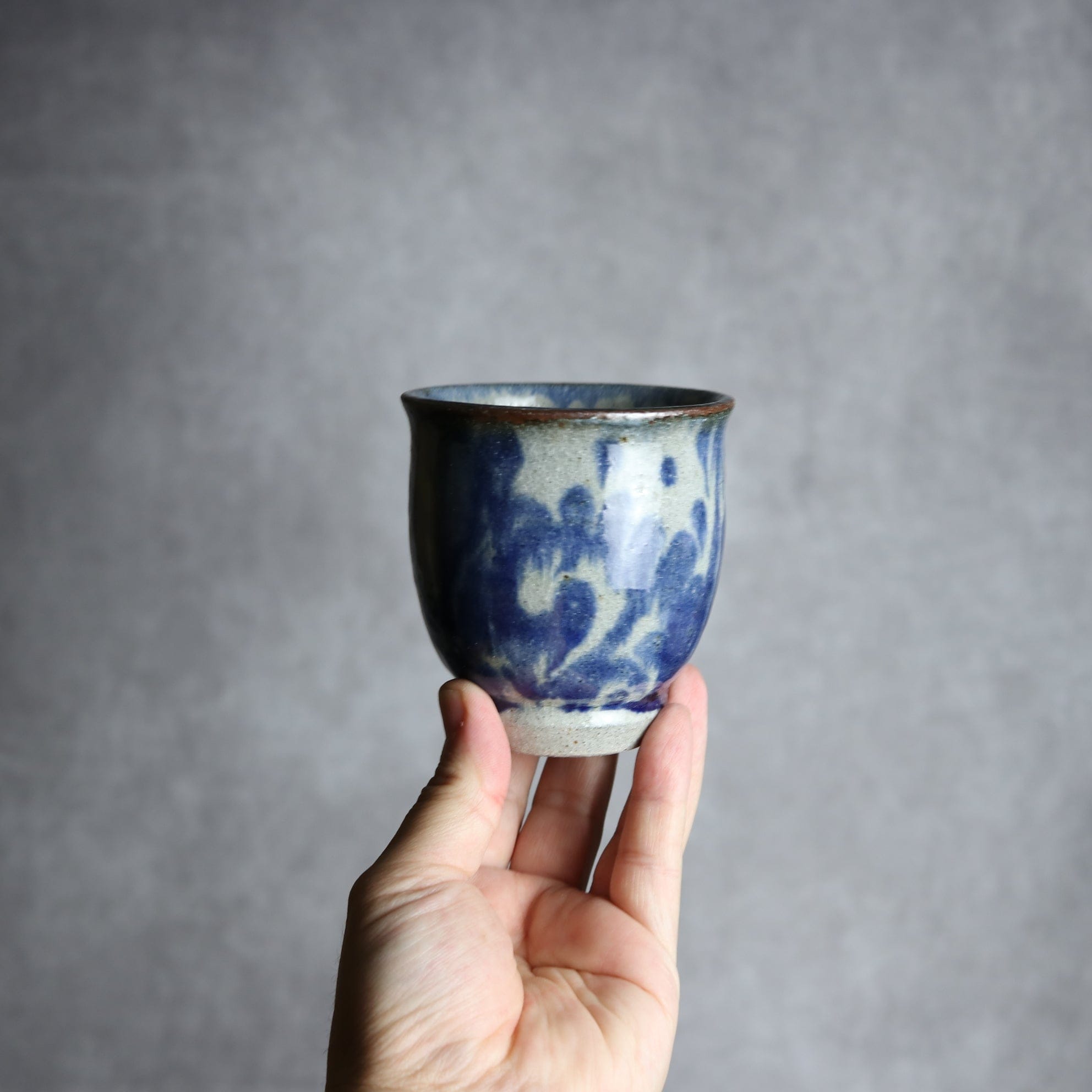 湯呑2 飴 呉須釉 唐草 格子点打 やちむん 陶器 榮一工房