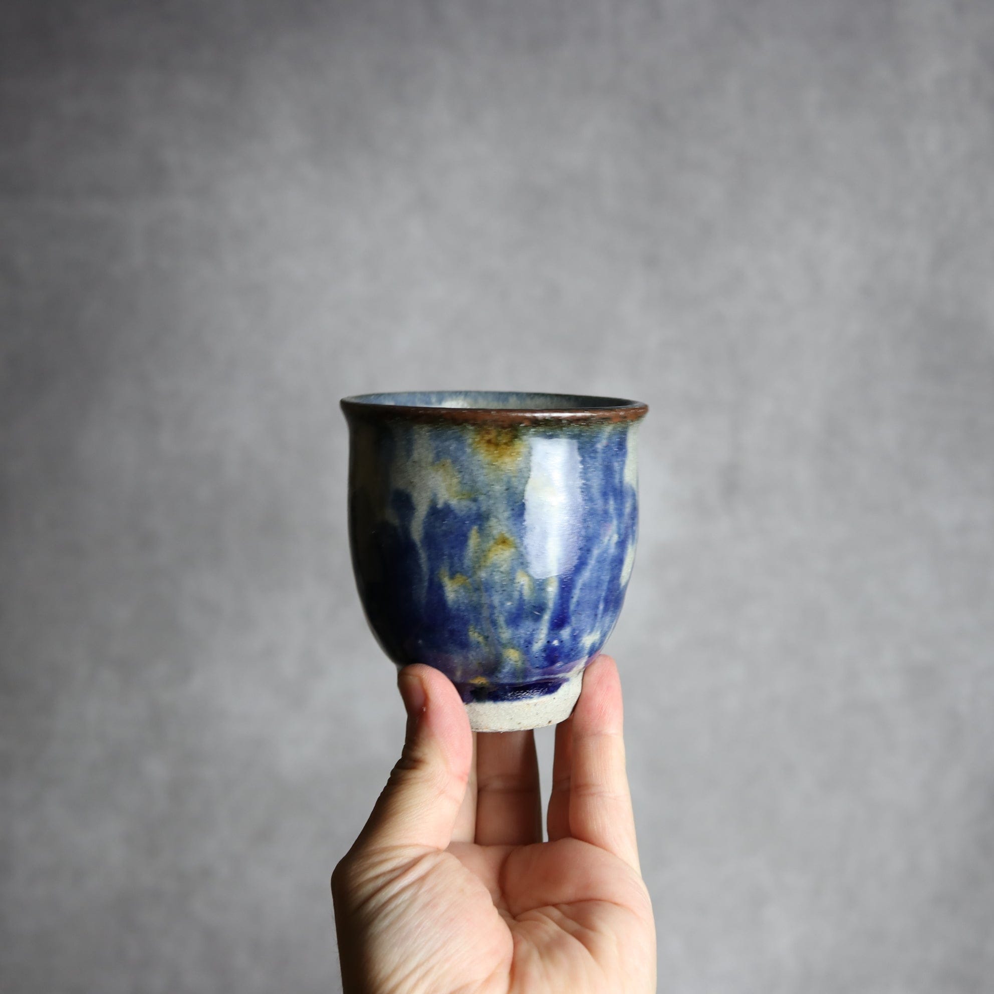 湯呑2 飴 呉須釉 唐草 格子点打 やちむん 陶器 榮一工房