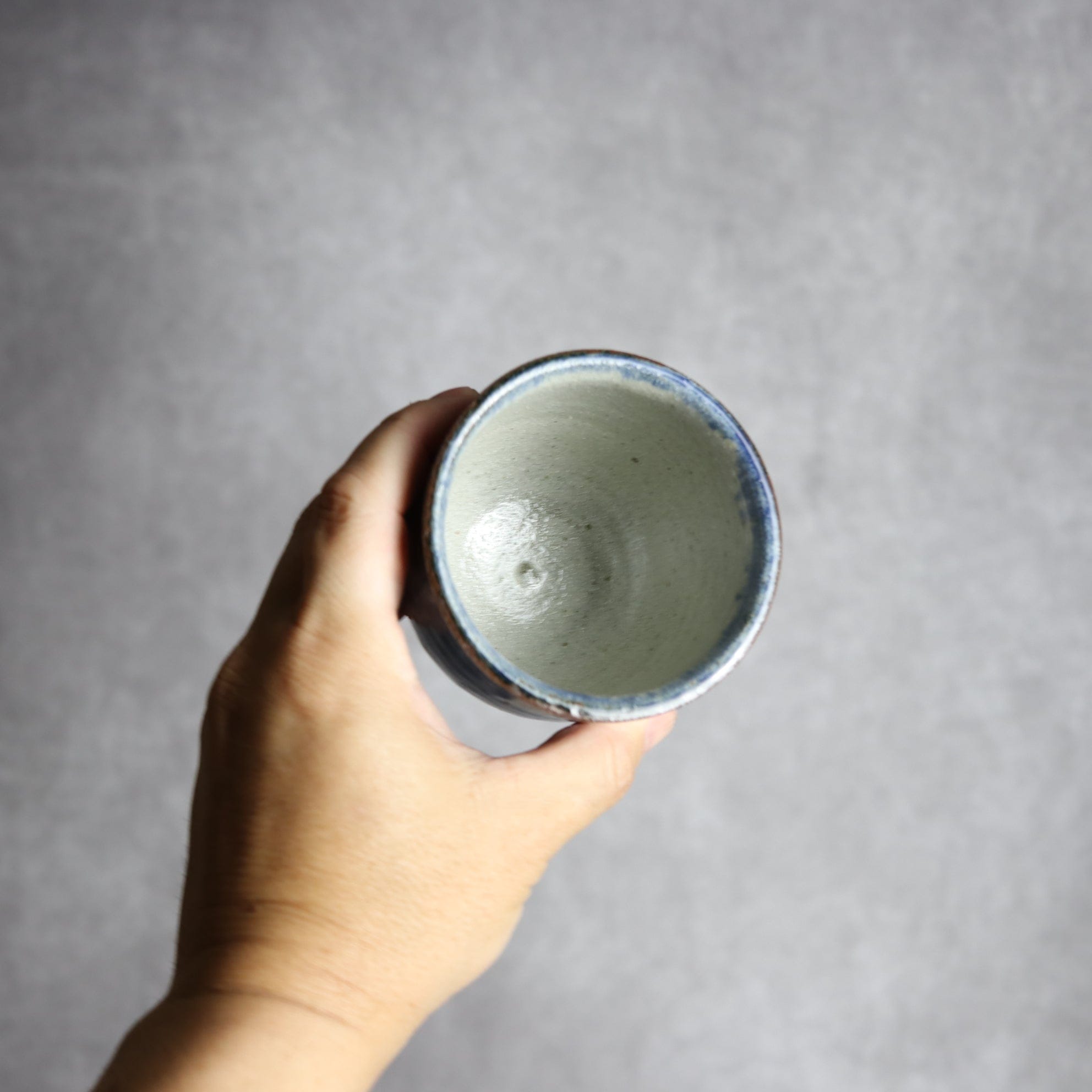 湯呑2 飴 呉須釉 唐草 格子点打 やちむん 陶器 榮一工房