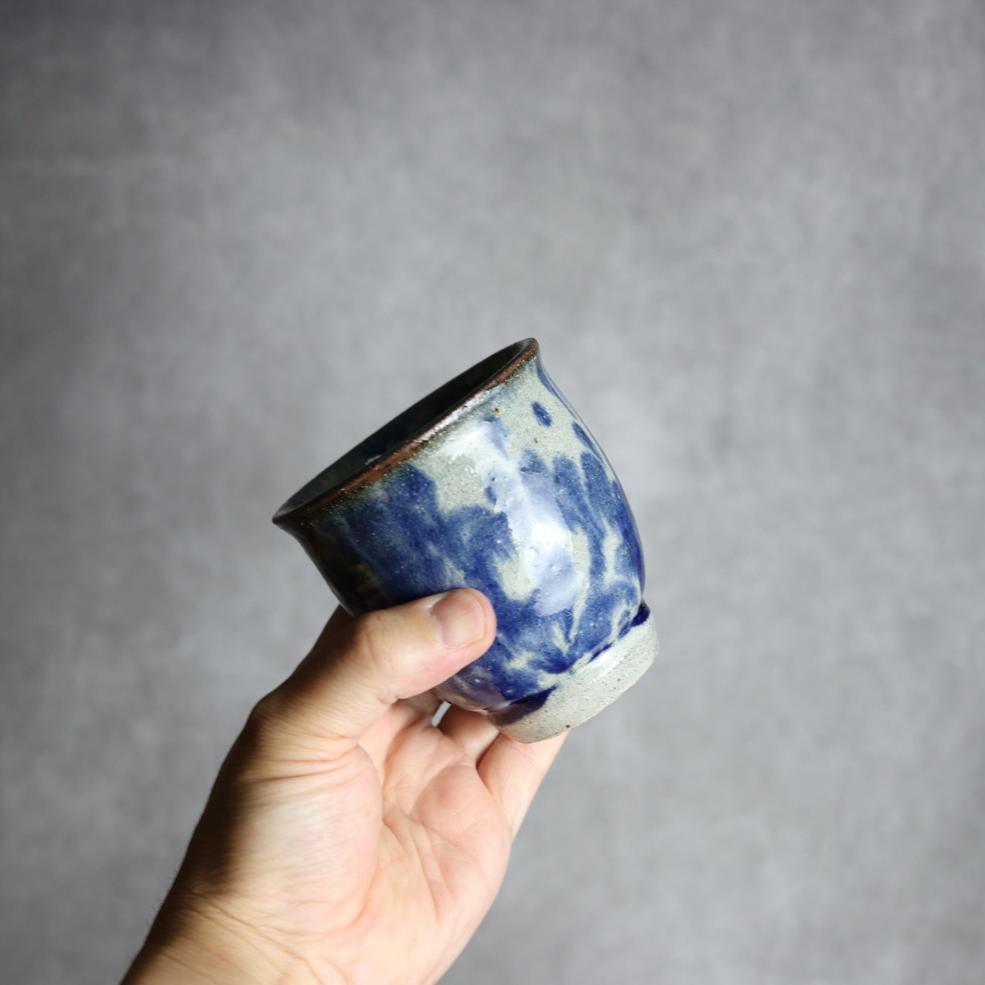 湯呑2 飴 呉須釉 唐草 格子点打 やちむん 陶器 榮一工房