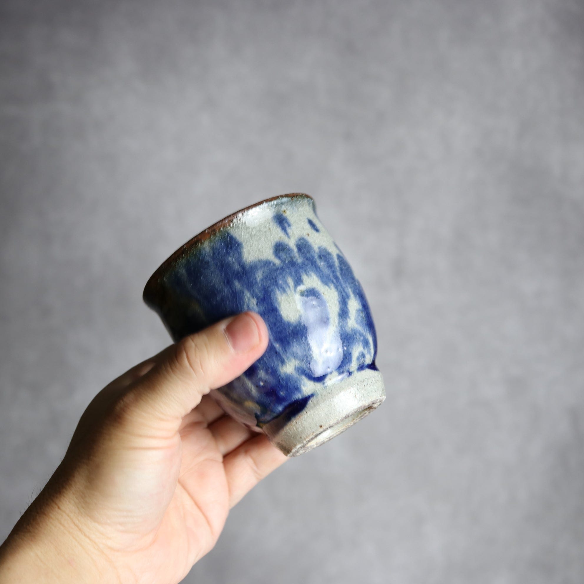 湯呑2 飴 呉須釉 唐草 格子点打 やちむん 陶器 榮一工房