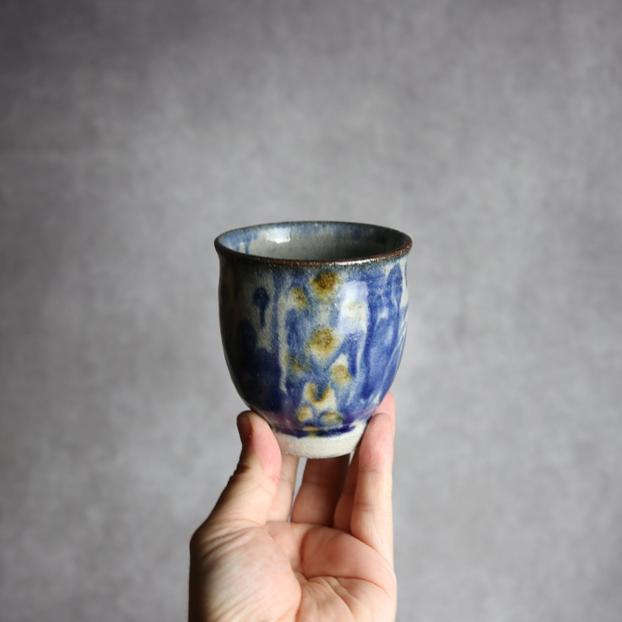 湯呑1 飴 呉須釉 唐草 格子点打 やちむん 陶器 榮一工房