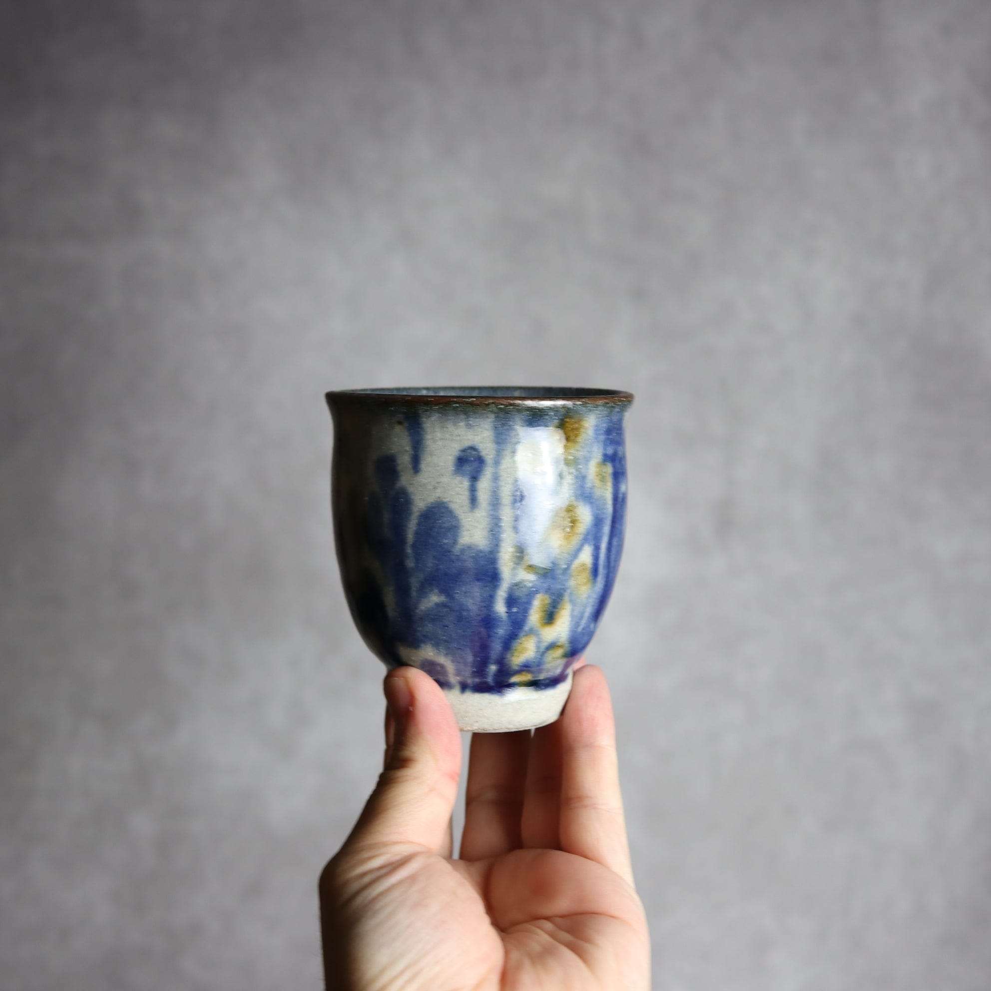 湯呑1 飴 呉須釉 唐草 格子点打 やちむん 陶器 榮一工房