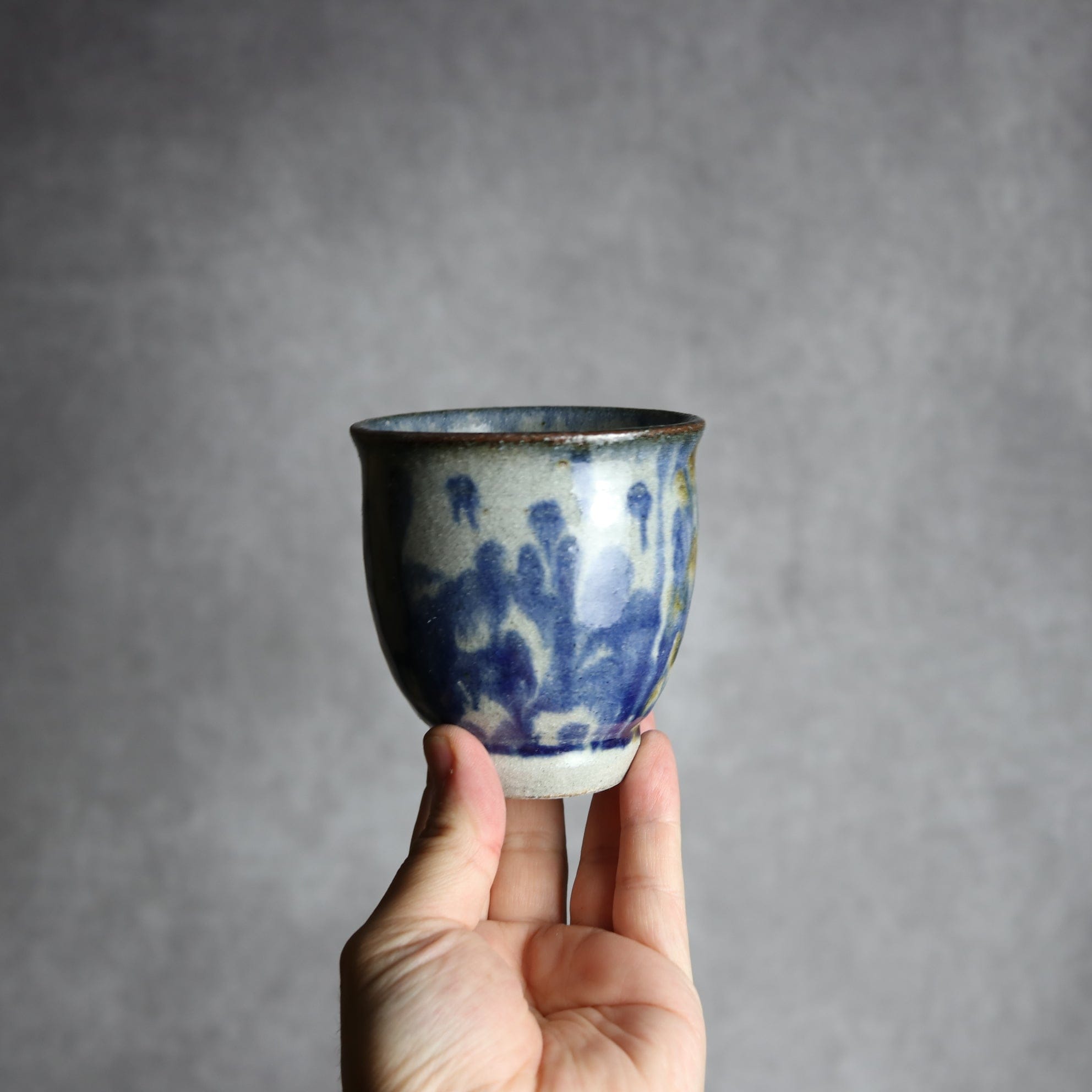 湯呑1 飴 呉須釉 唐草 格子点打 やちむん 陶器 榮一工房