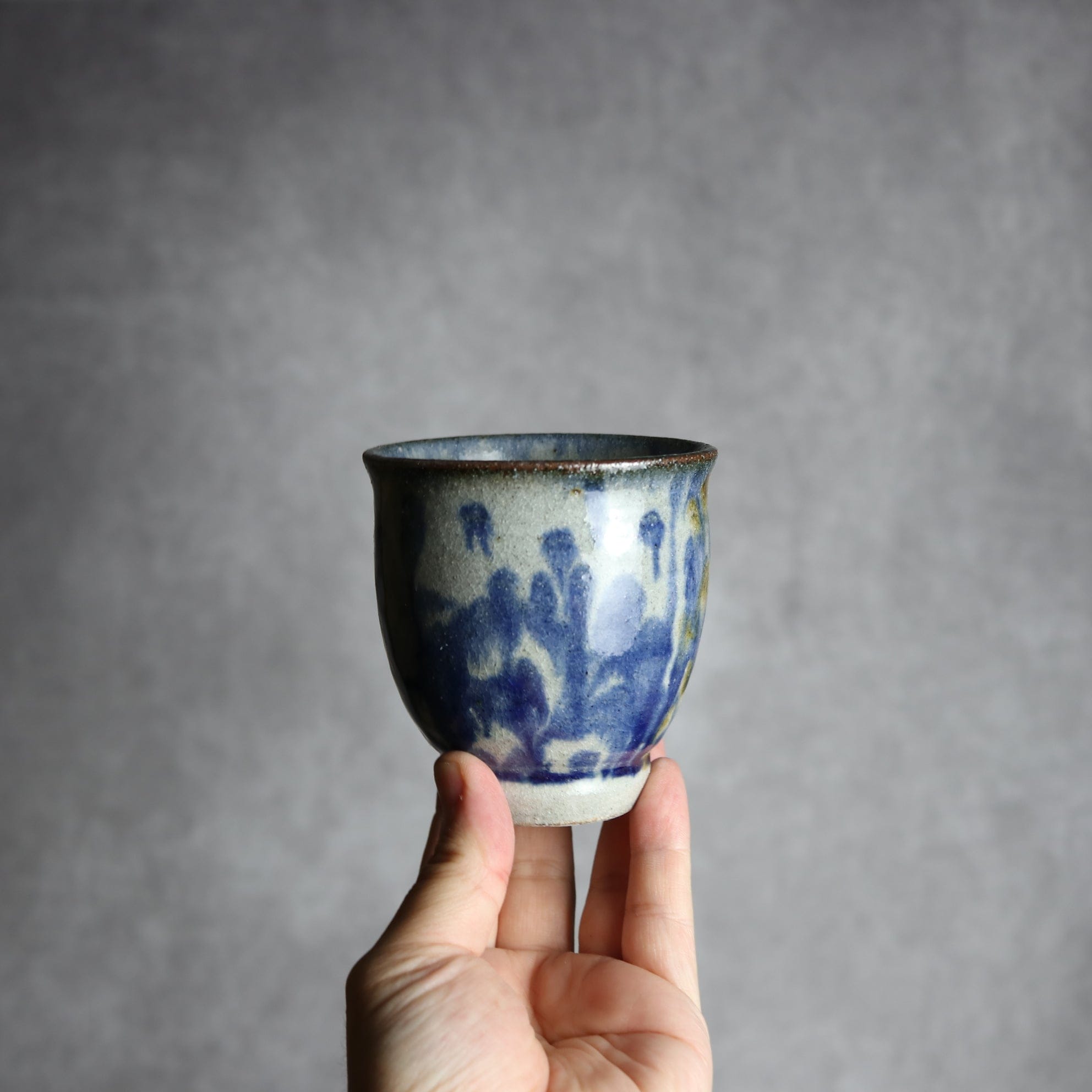 湯呑1 飴 呉須釉 唐草 格子点打 やちむん 陶器 榮一工房