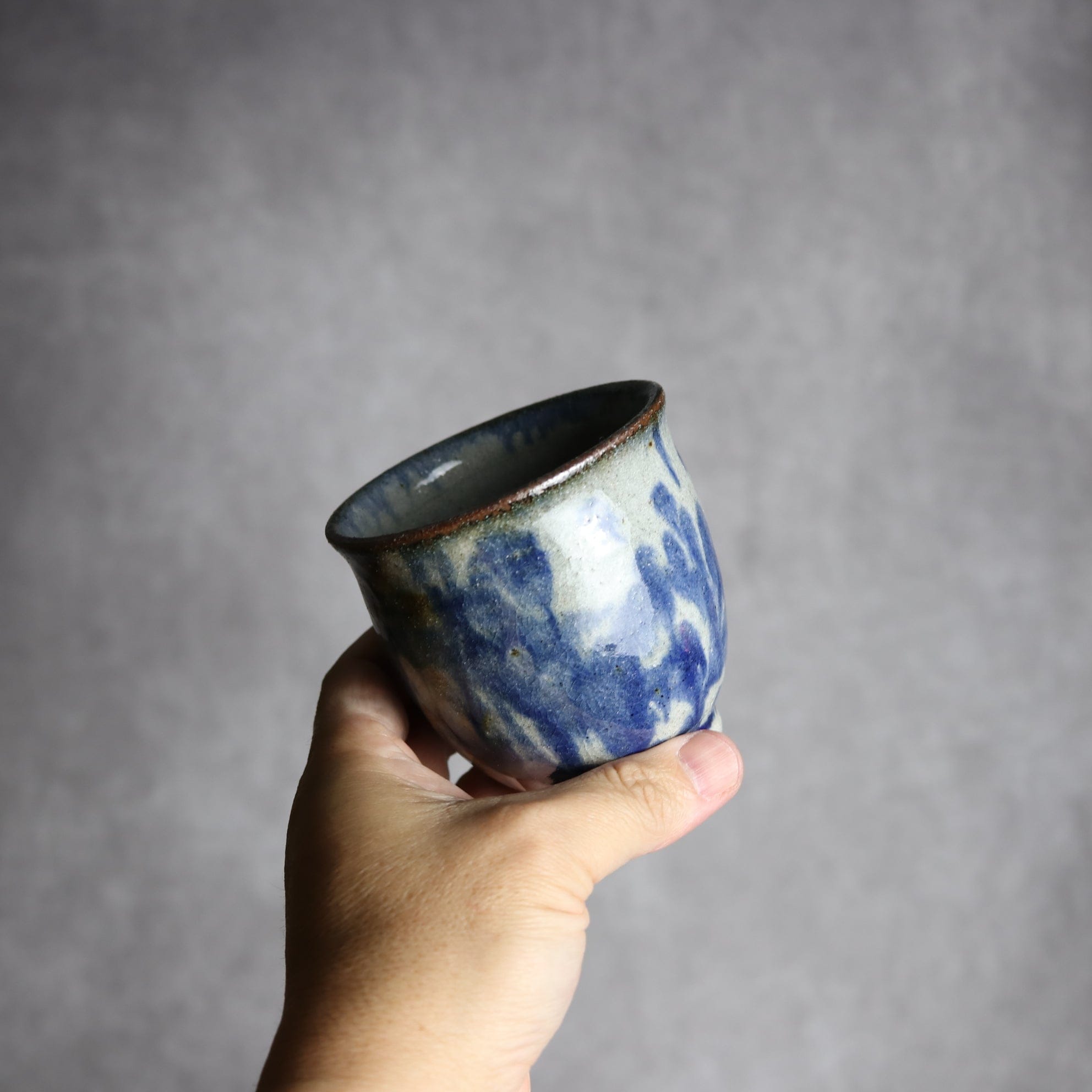 湯呑1 飴 呉須釉 唐草 格子点打 やちむん 陶器 榮一工房