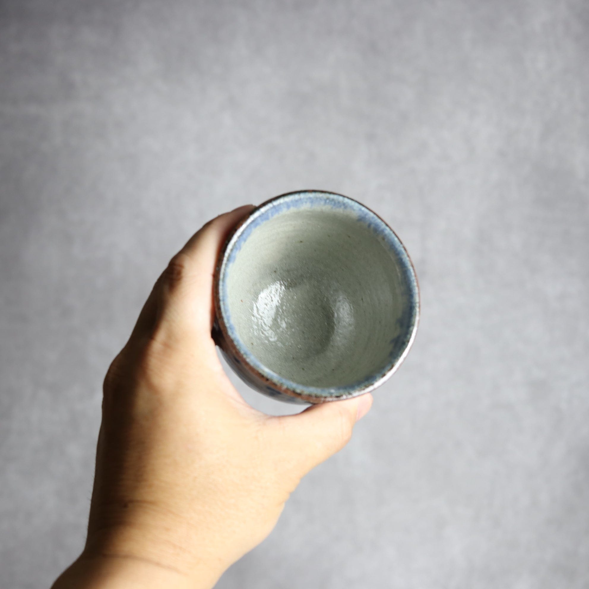 湯呑1 飴 呉須釉 唐草 格子点打 やちむん 陶器 榮一工房