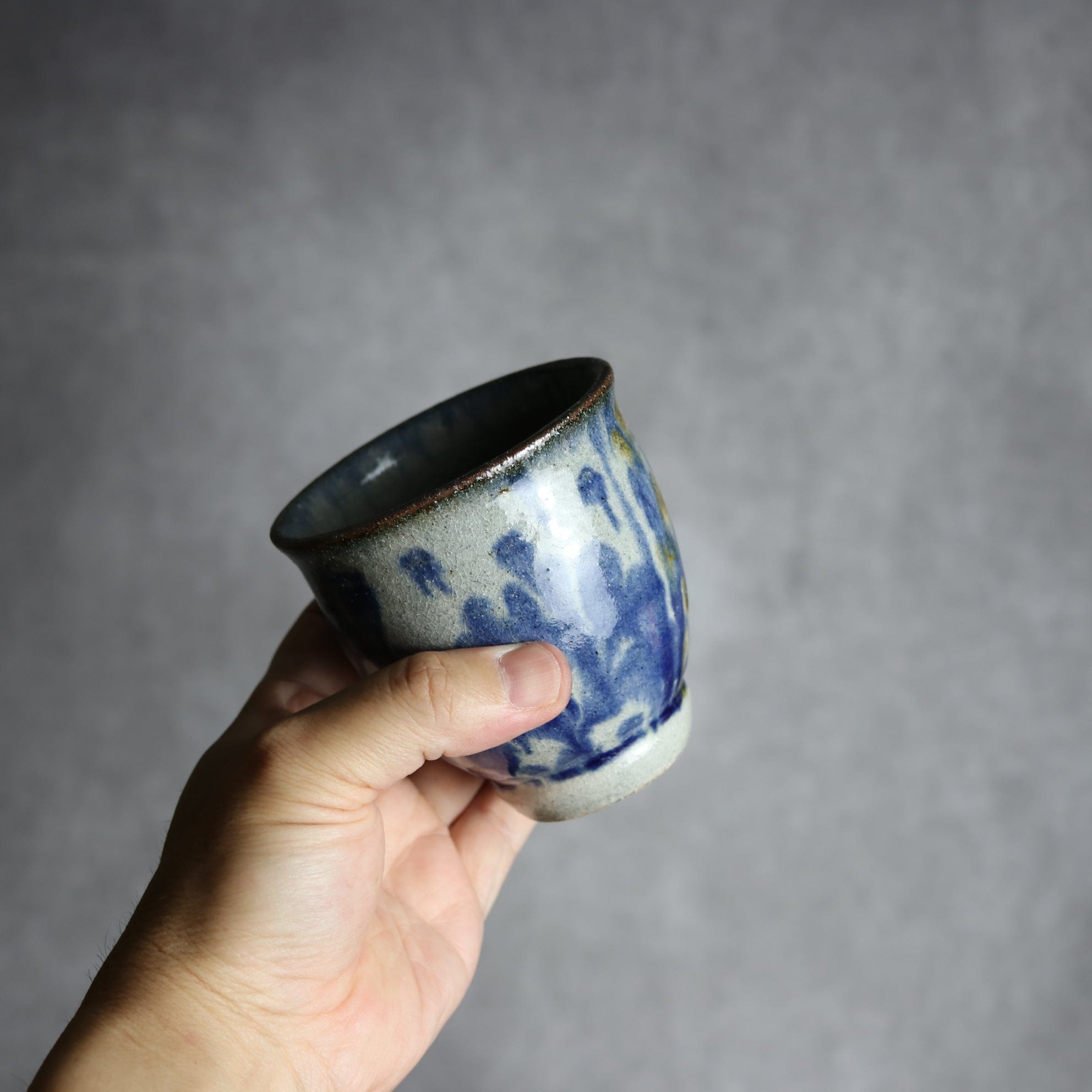 湯呑1 飴 呉須釉 唐草 格子点打 やちむん 陶器 榮一工房