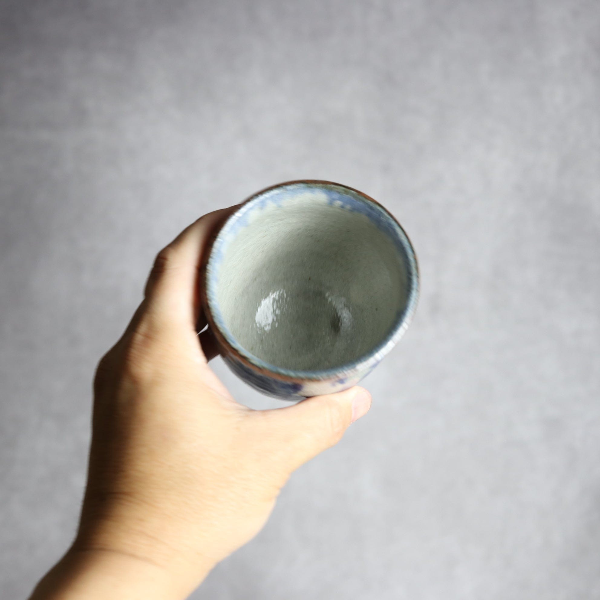 湯呑1 飴 呉須釉 唐草 格子点打 やちむん 陶器 榮一工房