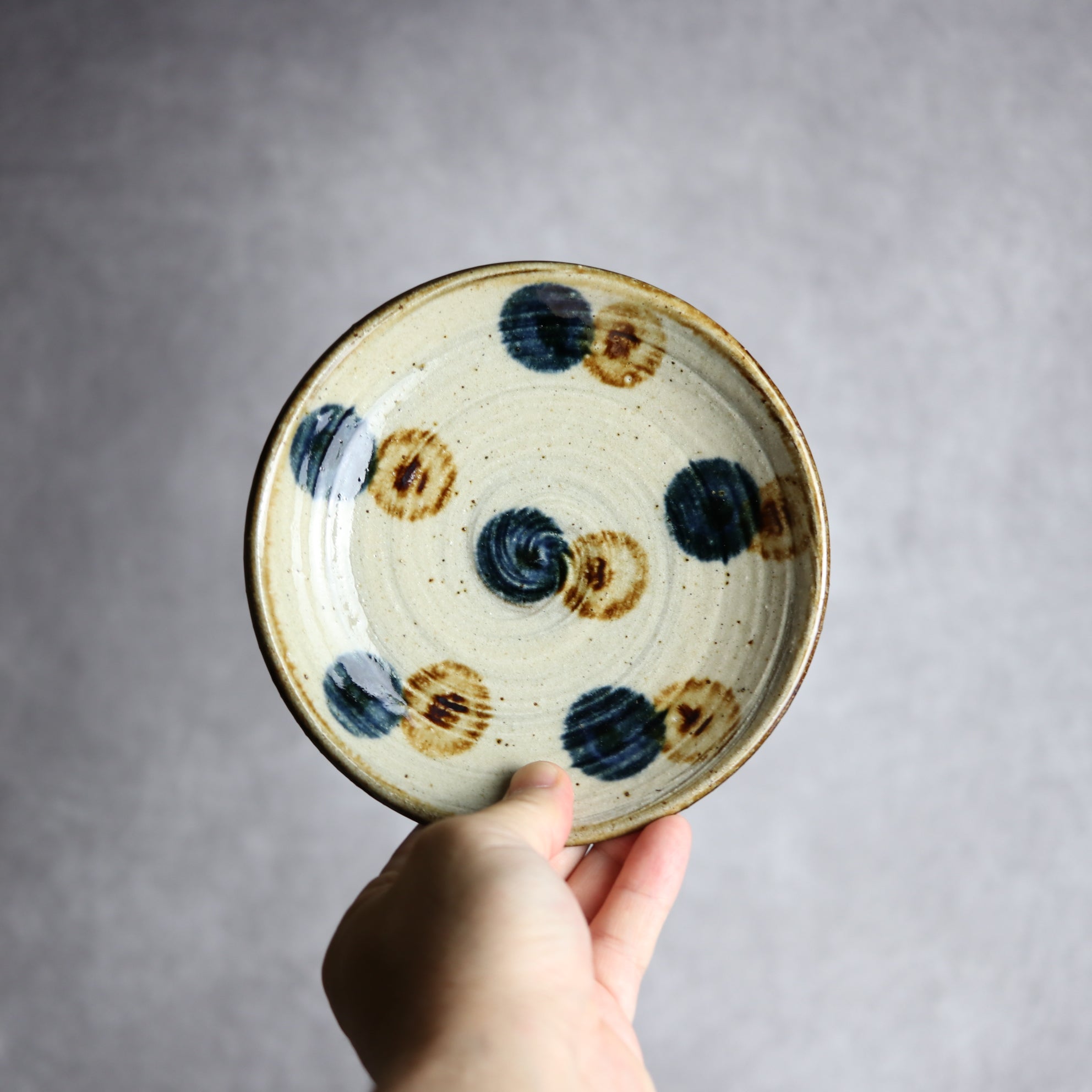 陶芸こまがた - 5寸皿 紺 茶 刷毛目 ドット やちむん 陶器 陶芸こまがた - mundasui