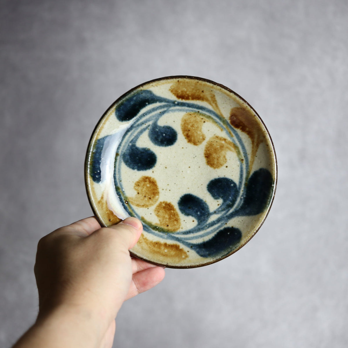 5寸皿 紺 茶 デイゴ唐草 やちむん 陶器 陶芸こまがた｜陶芸こまがた 