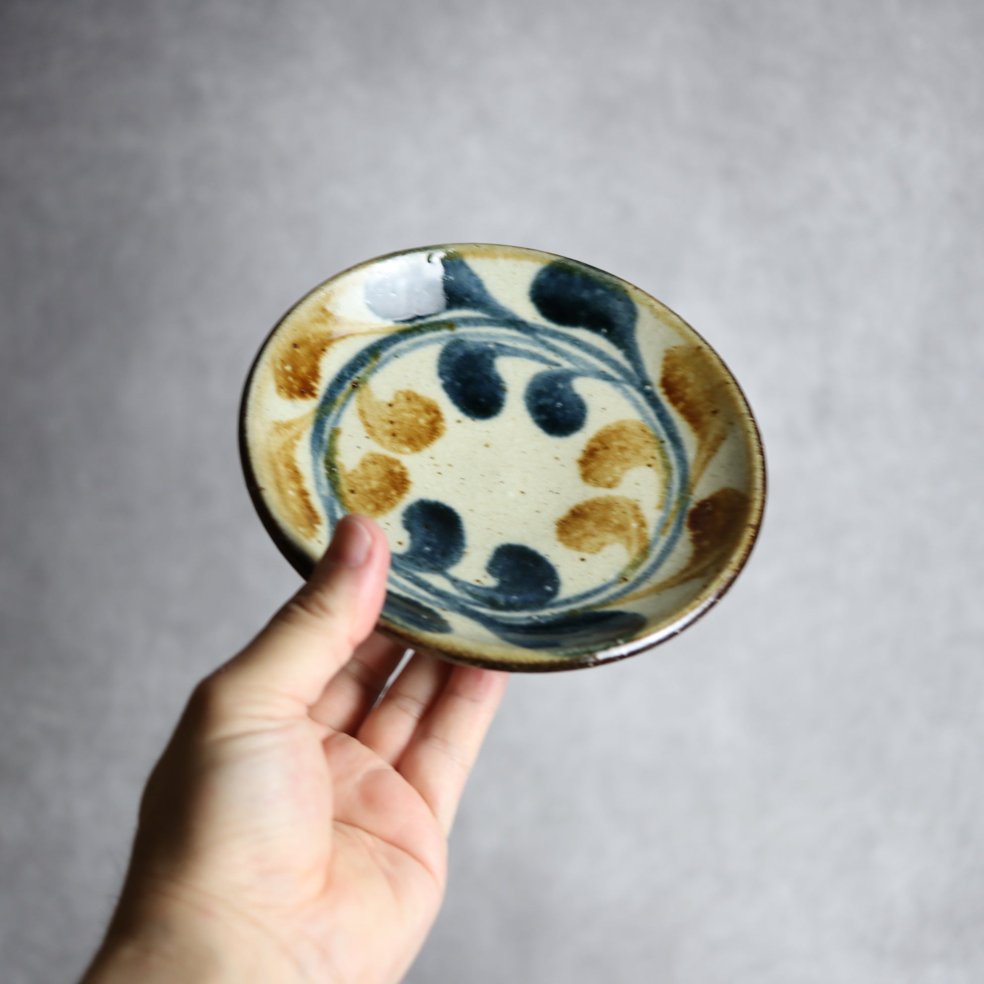 陶芸こまがた - 5寸皿 紺 茶 デイゴ唐草 やちむん 陶器 陶芸こまがた - mundasui