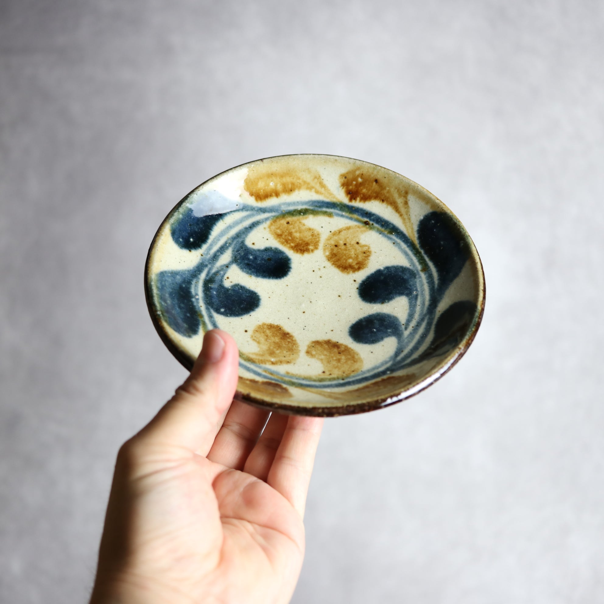 陶芸こまがた - 5寸皿 紺 茶 デイゴ唐草 やちむん 陶器 陶芸こまがた - mundasui