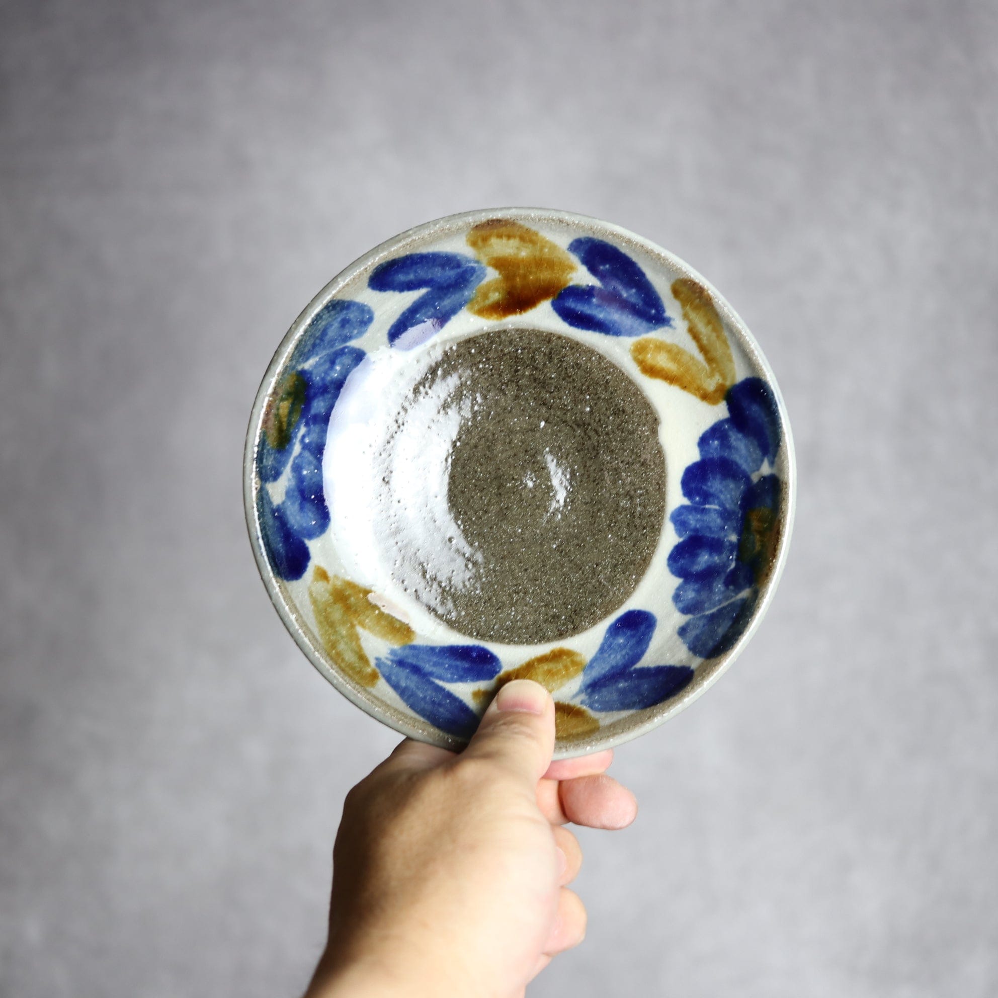 5寸皿1 飴 呉須釉 菊花双葉 やちむん 陶器 漂窯 陶器.