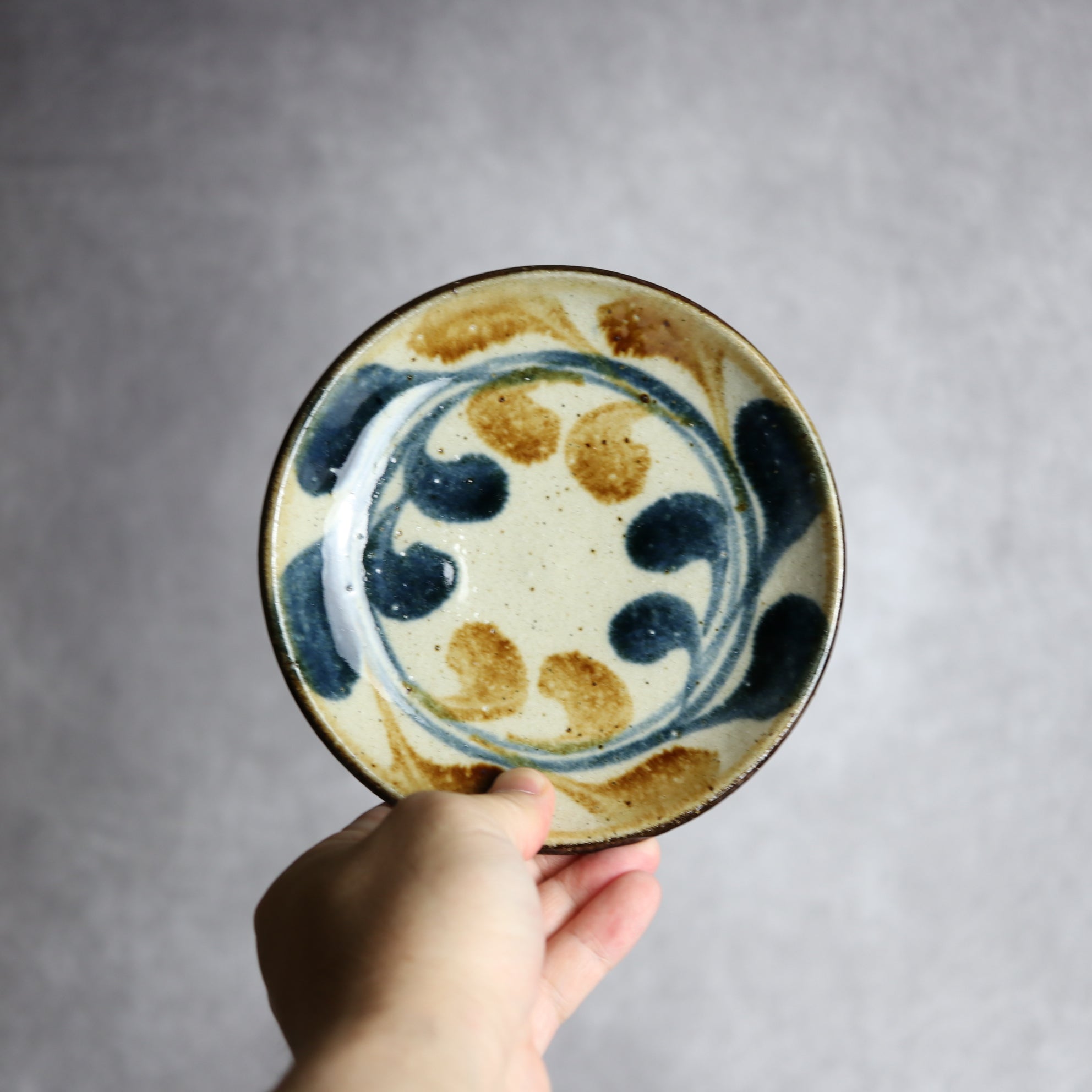 陶芸こまがた - 5寸皿 紺 茶 デイゴ唐草 やちむん 陶器 陶芸こまがた - mundasui