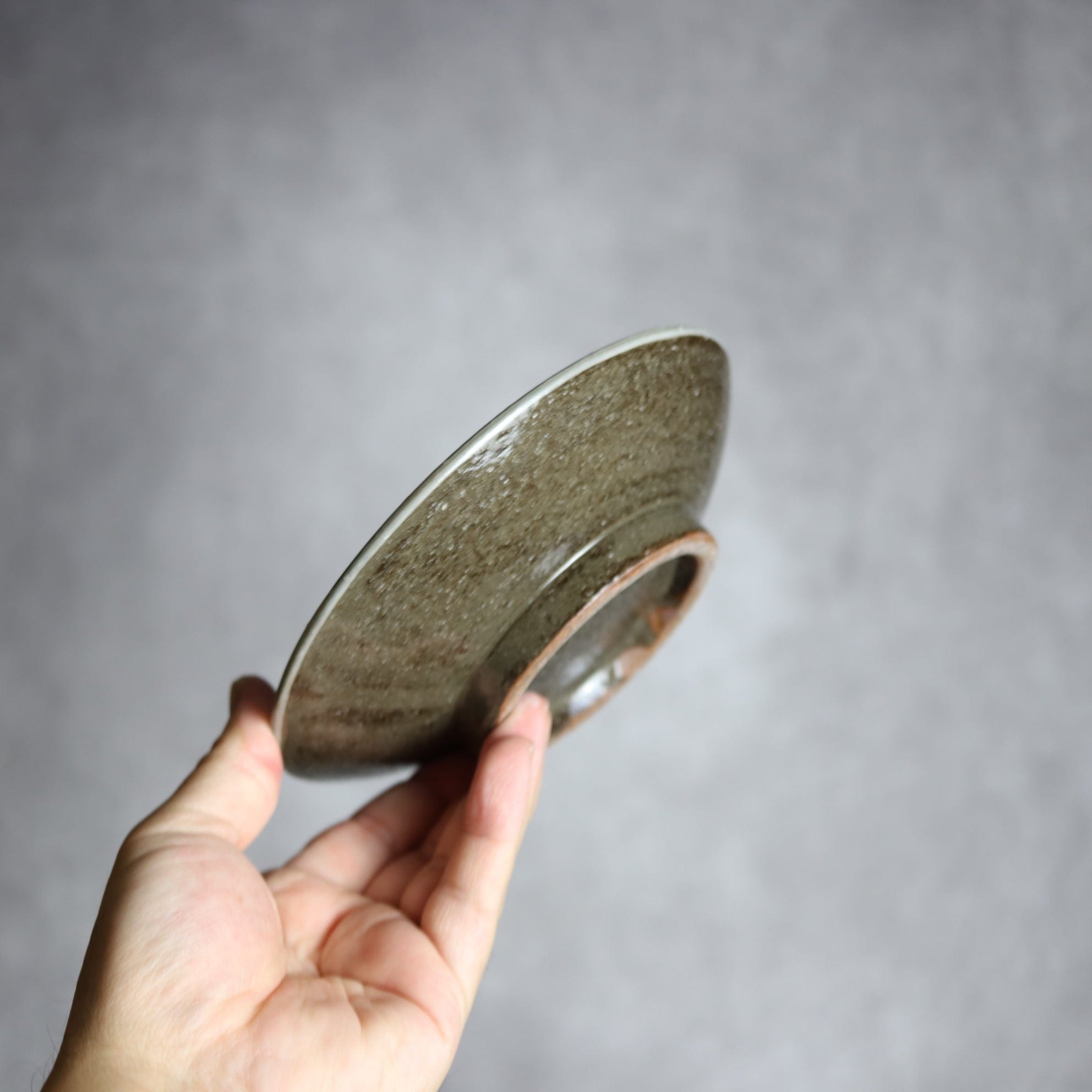 5寸皿1 飴 呉須釉 菊花双葉 やちむん 陶器 漂窯 陶器.