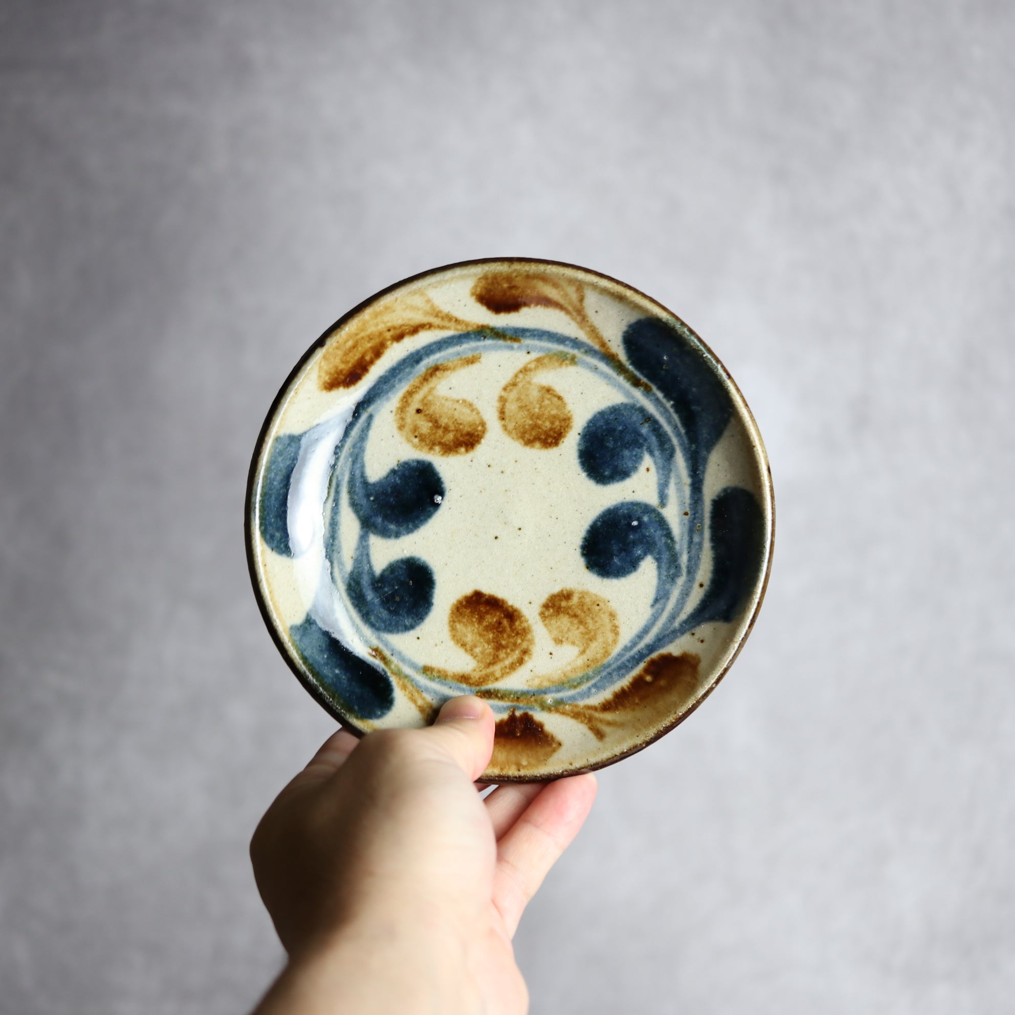 陶芸こまがた - 5寸皿 紺 茶 デイゴ唐草 やちむん 陶器 陶芸こまがた - mundasui