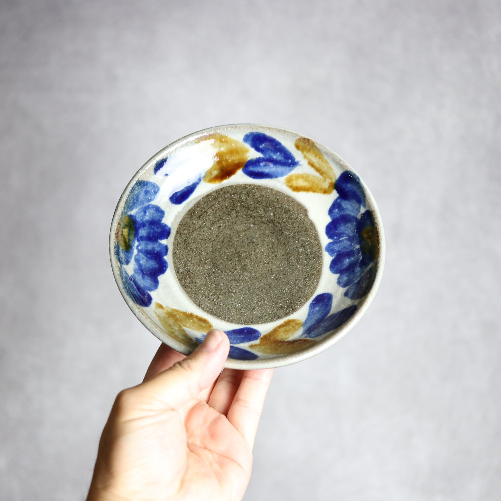 5寸皿1 飴 呉須釉 菊花双葉 やちむん 陶器 漂窯 陶器.