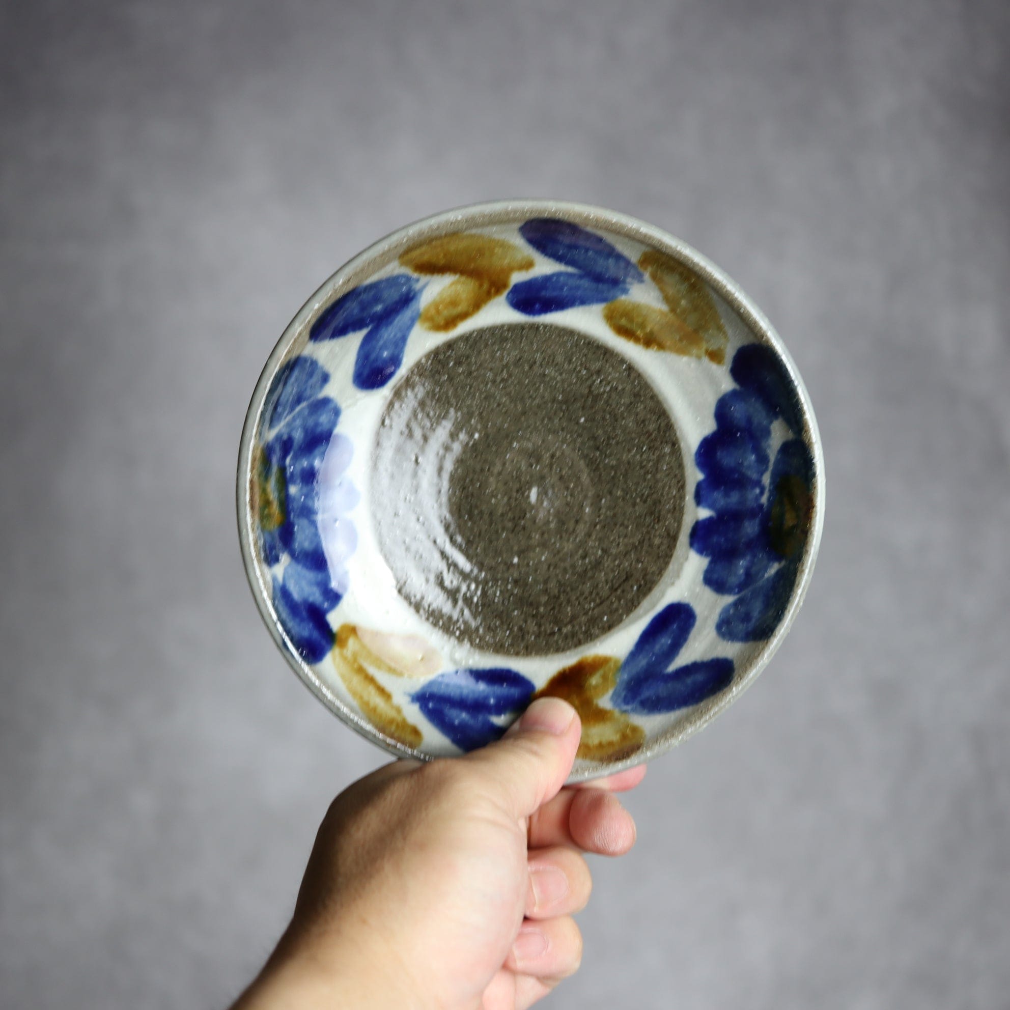 5寸皿1 飴 呉須釉 菊花双葉 やちむん 陶器 漂窯 陶器.