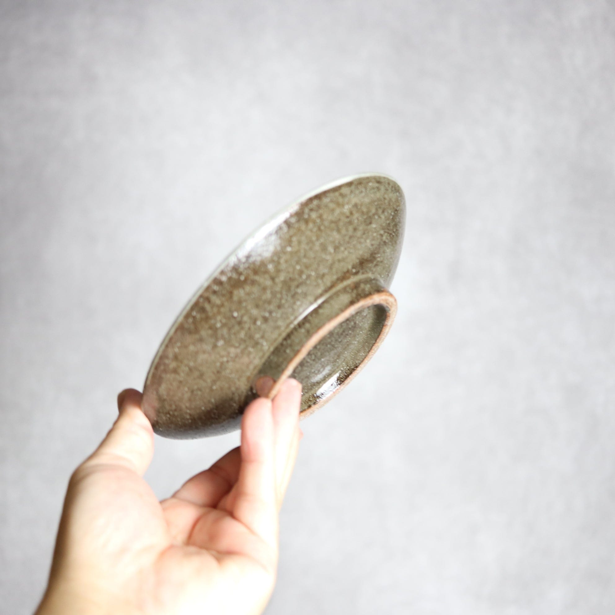 5寸皿1 飴 呉須釉 菊花双葉 やちむん 陶器 漂窯 陶器.