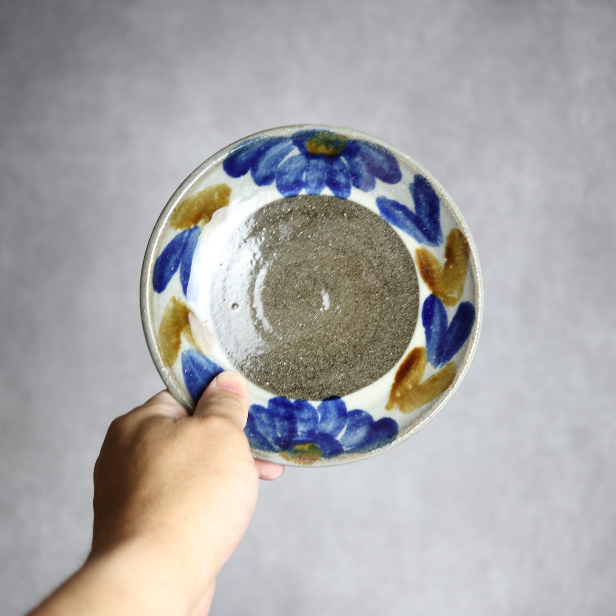 5寸皿2 飴 呉須釉 菊花双葉 やちむん 陶器 漂窯 陶器.