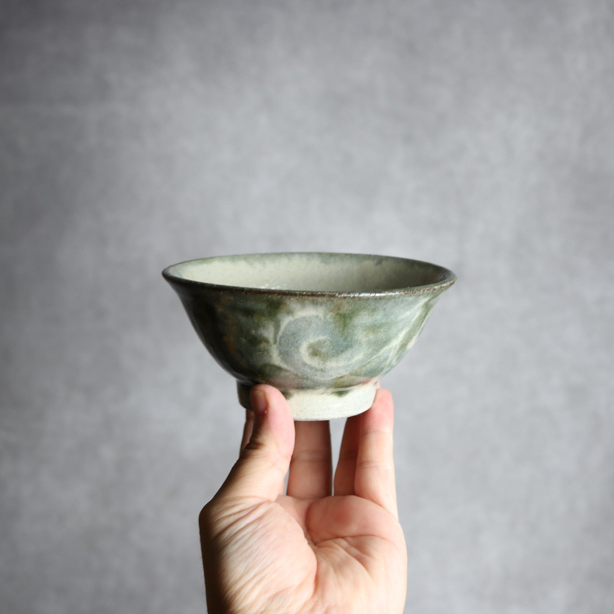 4寸マカイ2 黒呉須釉 唐草 やちむん 陶器 榮一工房｜榮一工房