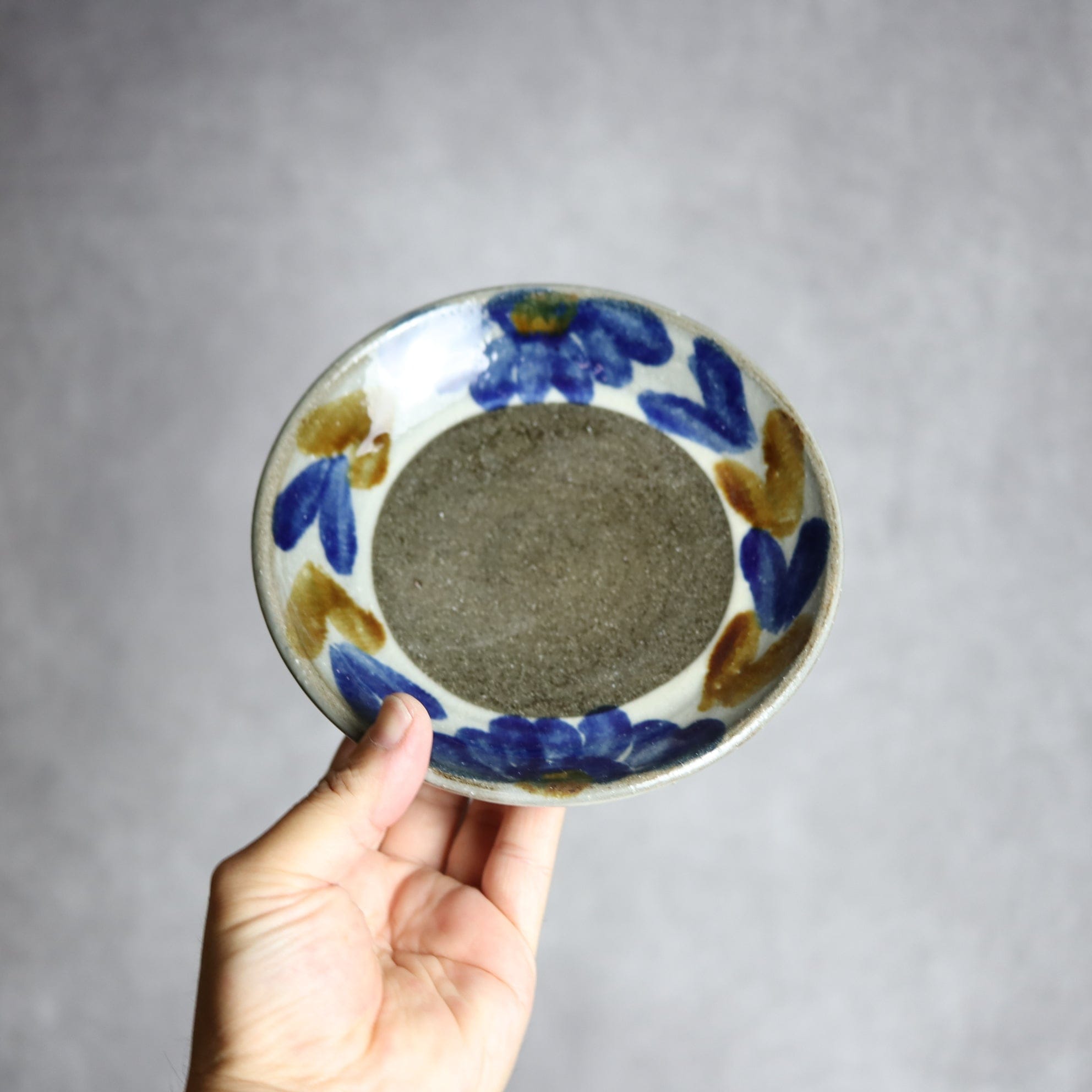 5寸皿2 飴 呉須釉 菊花双葉 やちむん 陶器 漂窯 陶器.