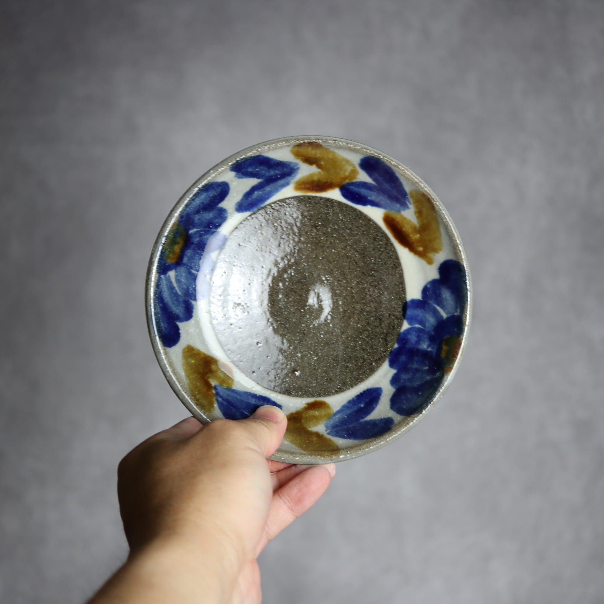 5寸皿2 飴 呉須釉 菊花双葉 やちむん 陶器 漂窯 陶器.