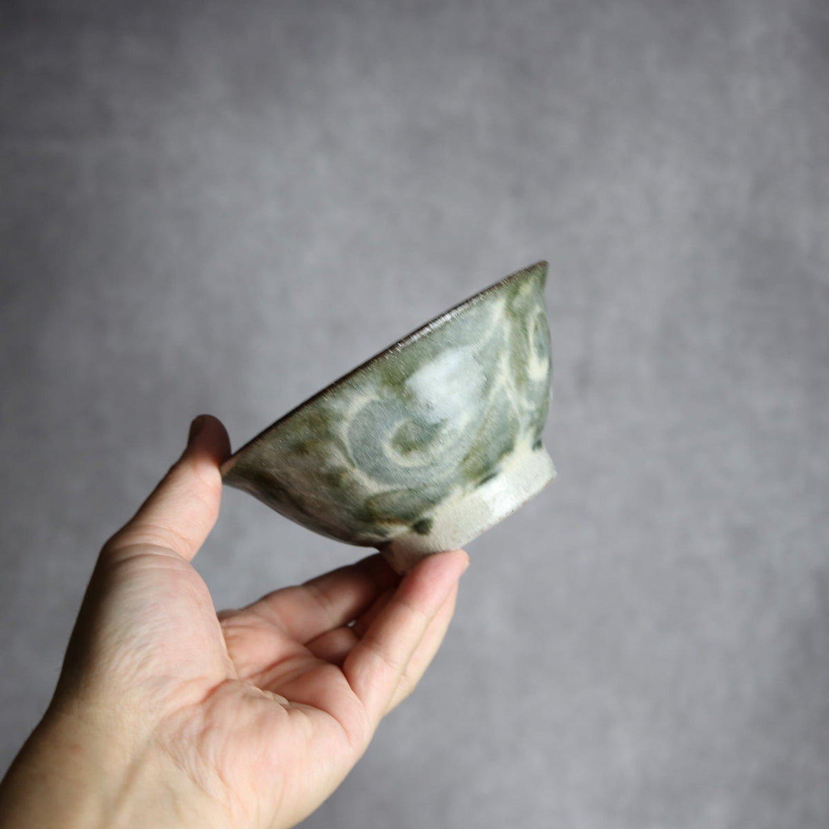4寸マカイ2 黒呉須釉 唐草 やちむん 陶器 榮一工房｜榮一工房 