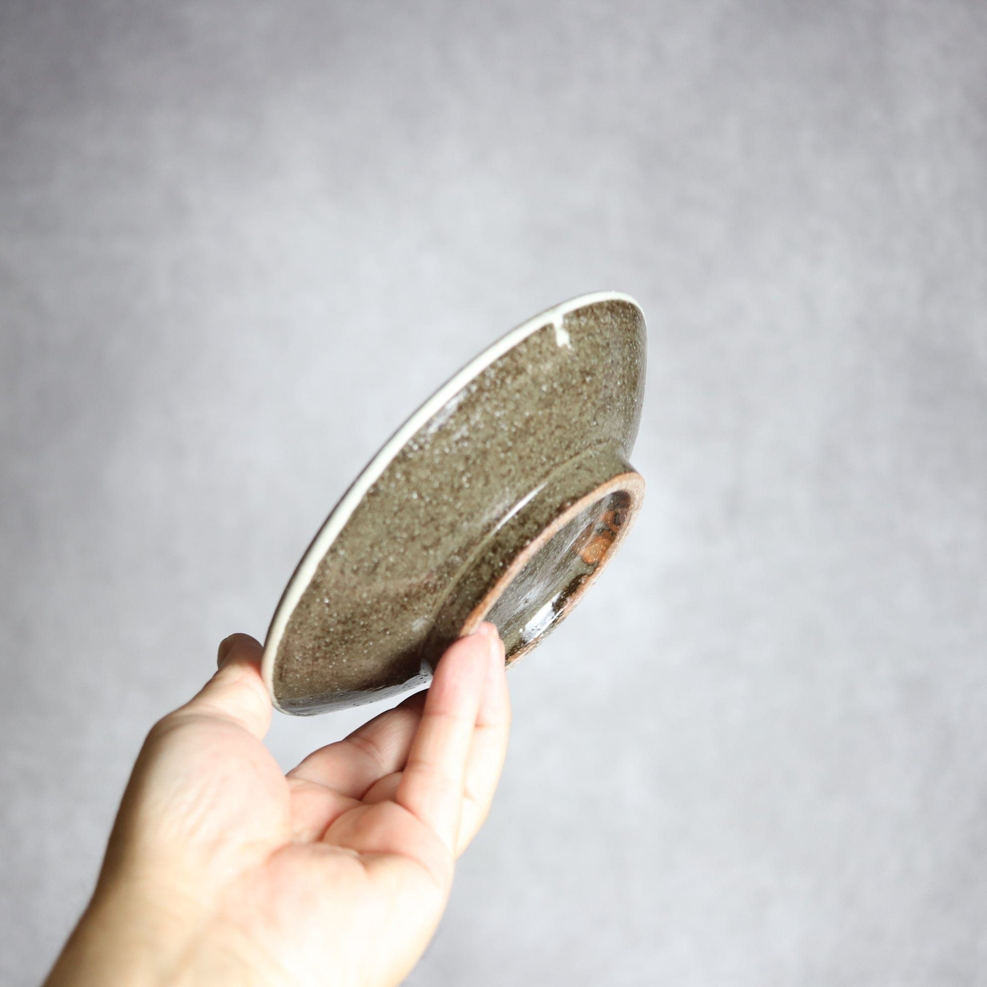 5寸皿2 飴 呉須釉 菊花双葉 やちむん 陶器 漂窯 陶器.