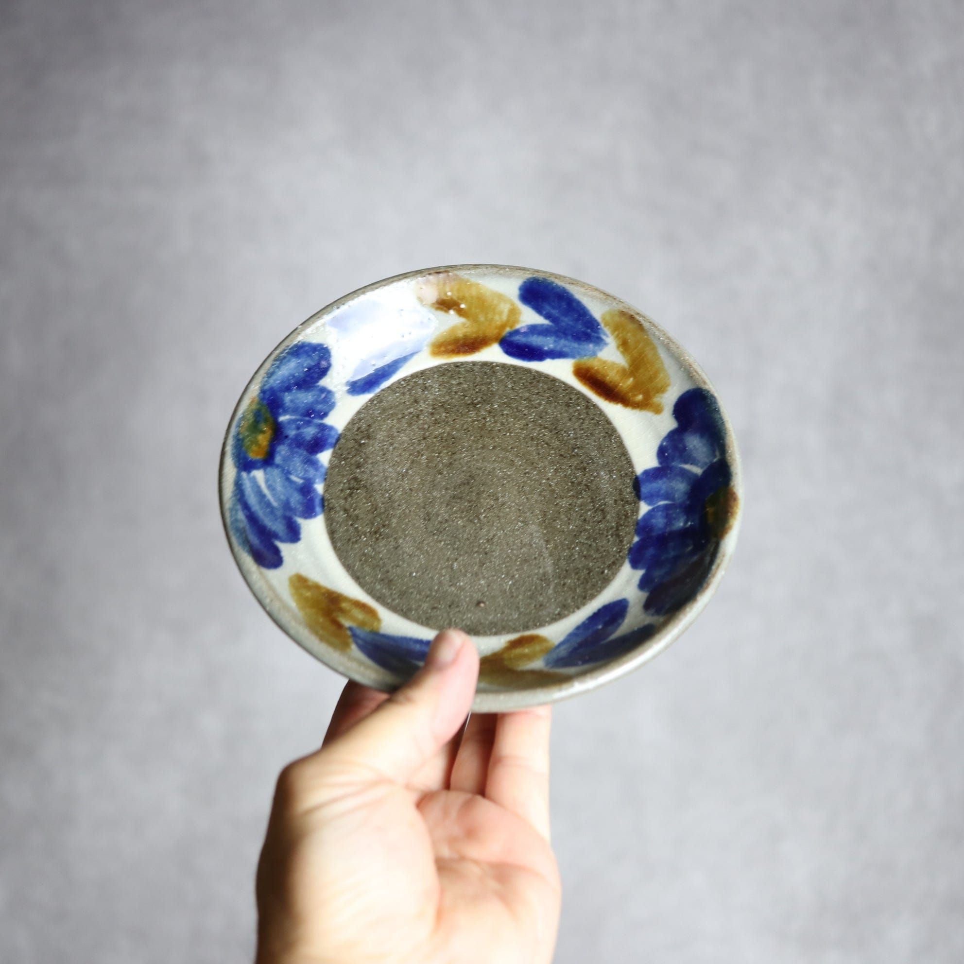 5寸皿2 飴 呉須釉 菊花双葉 やちむん 陶器 漂窯 陶器.