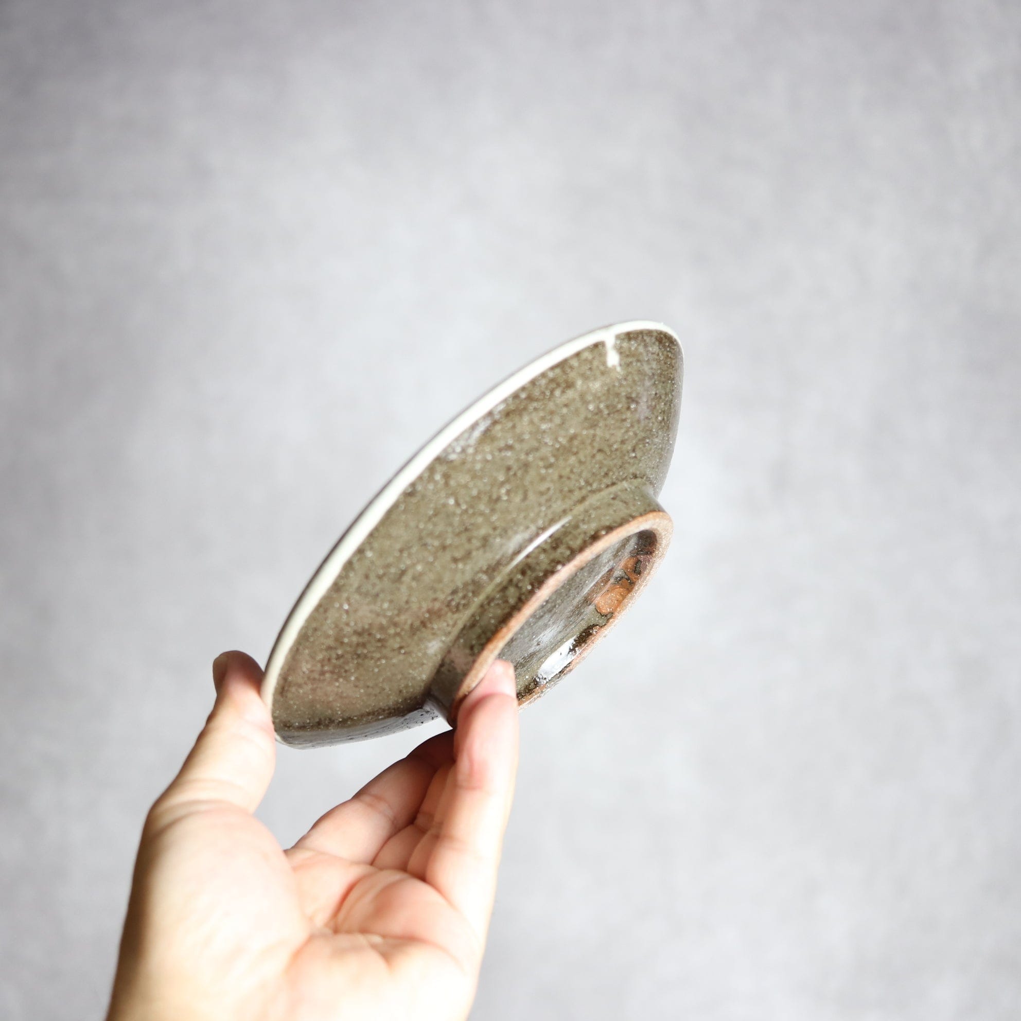 5寸皿2 飴 呉須釉 菊花双葉 やちむん 陶器 漂窯 陶器.