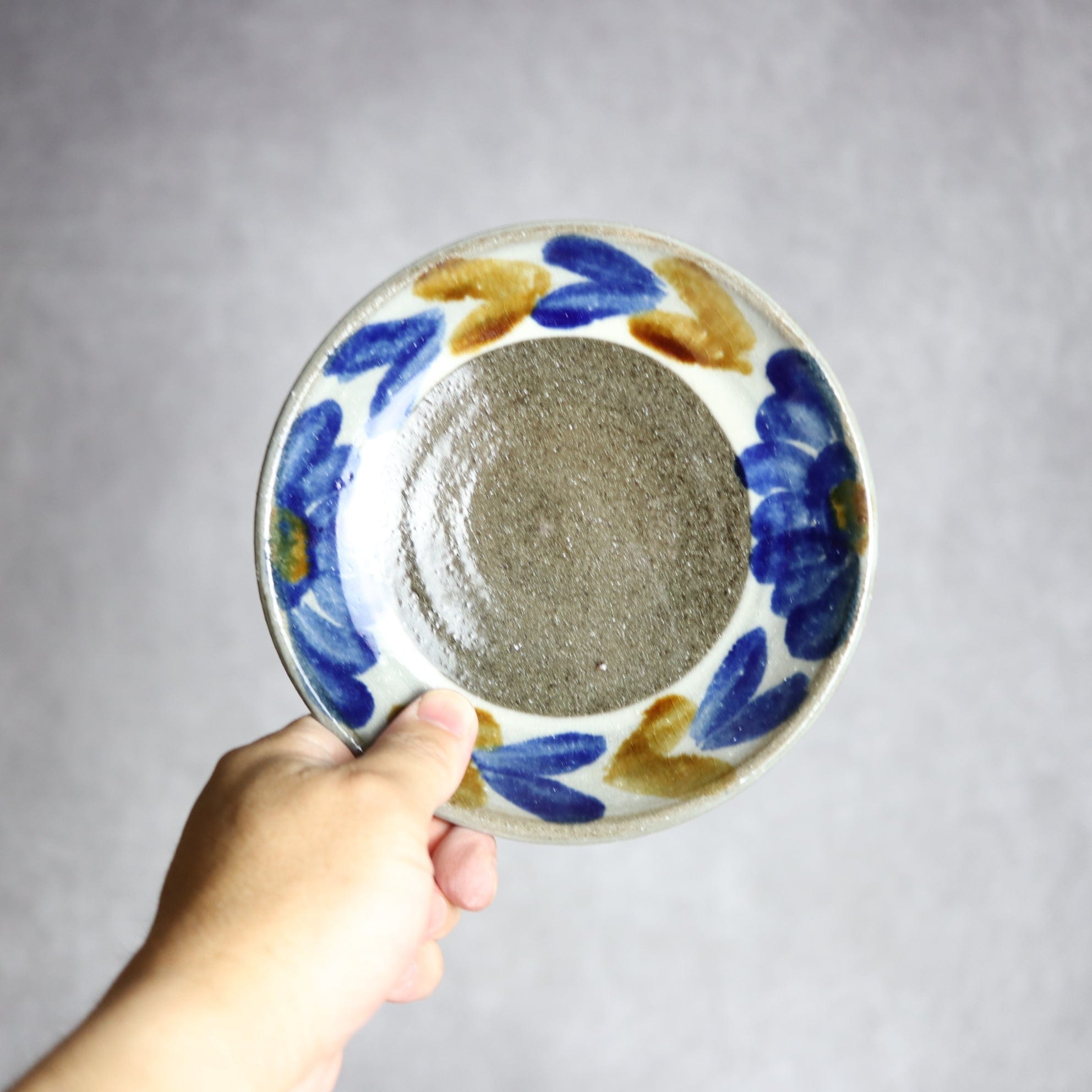 5寸皿2 飴 呉須釉 菊花双葉 やちむん 陶器 漂窯 陶器.