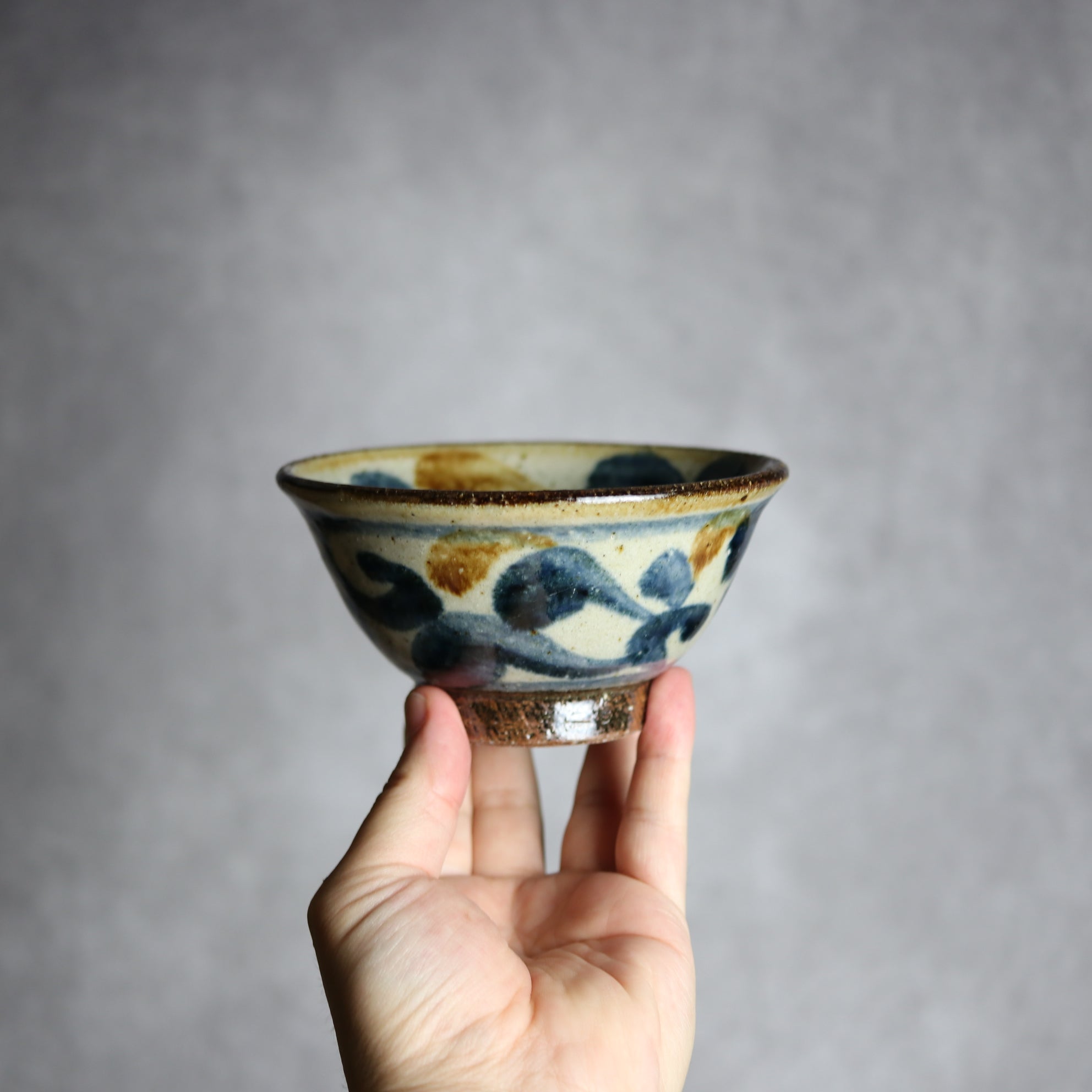 4寸マカイ 紺 茶 唐草柄 やちむん 陶器 陶芸こまがた