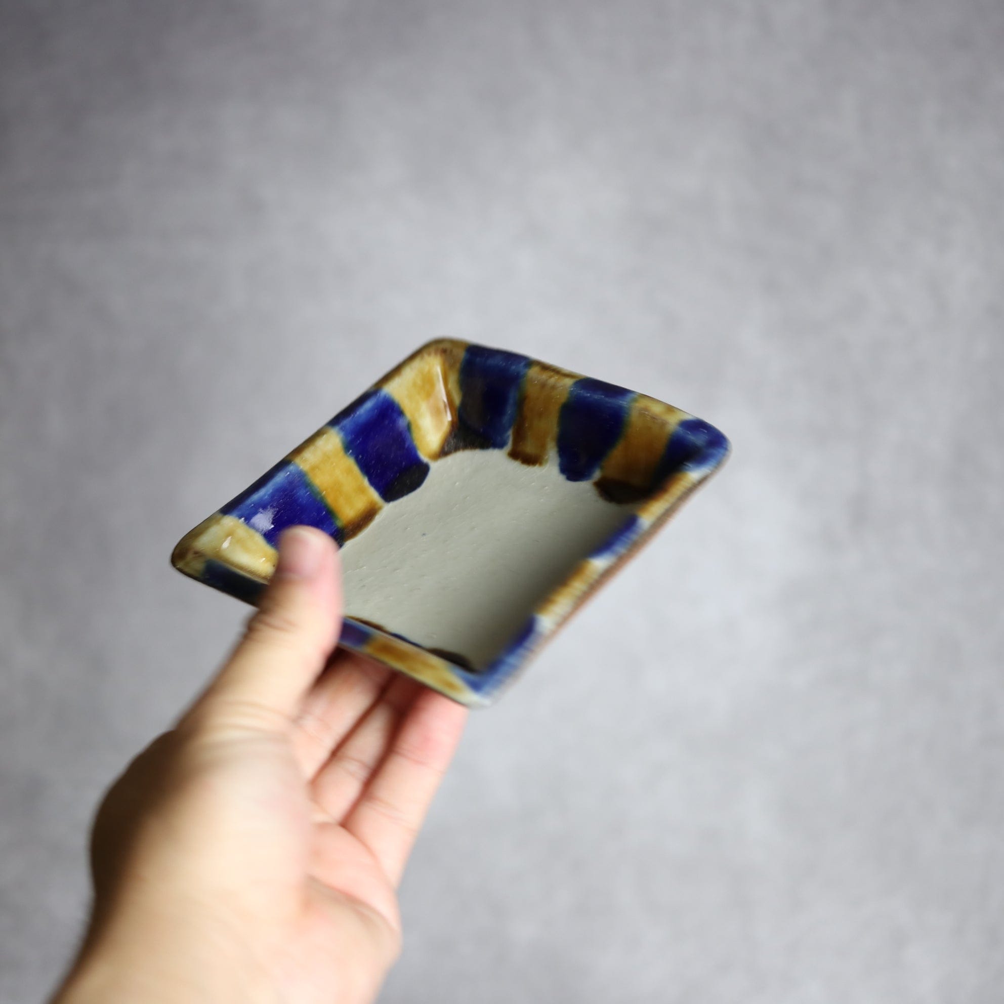 角皿1 飴 呉須釉 やちむん 陶器 漂窯 陶器.